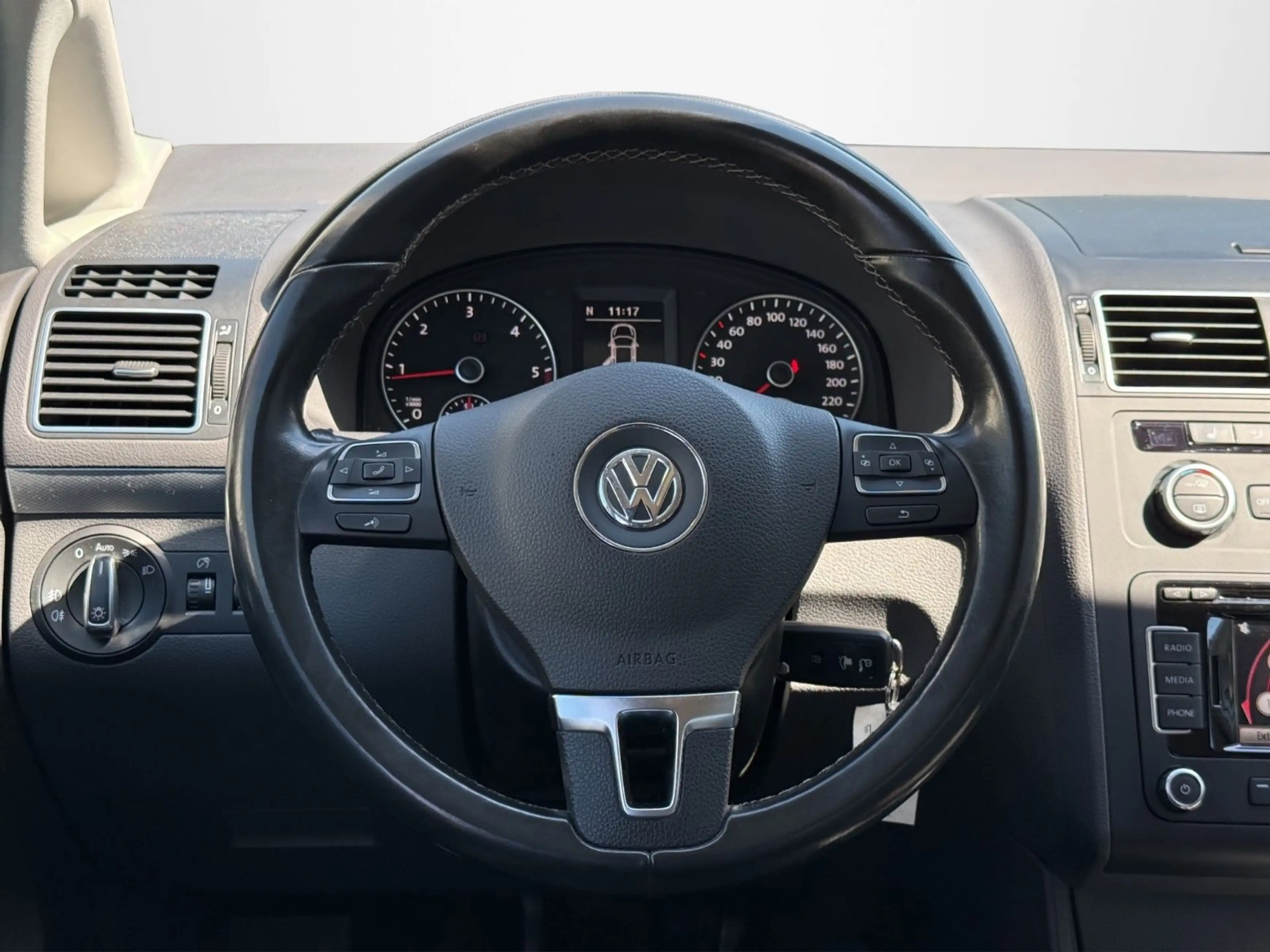 Volkswagen Touran Life — photo 11