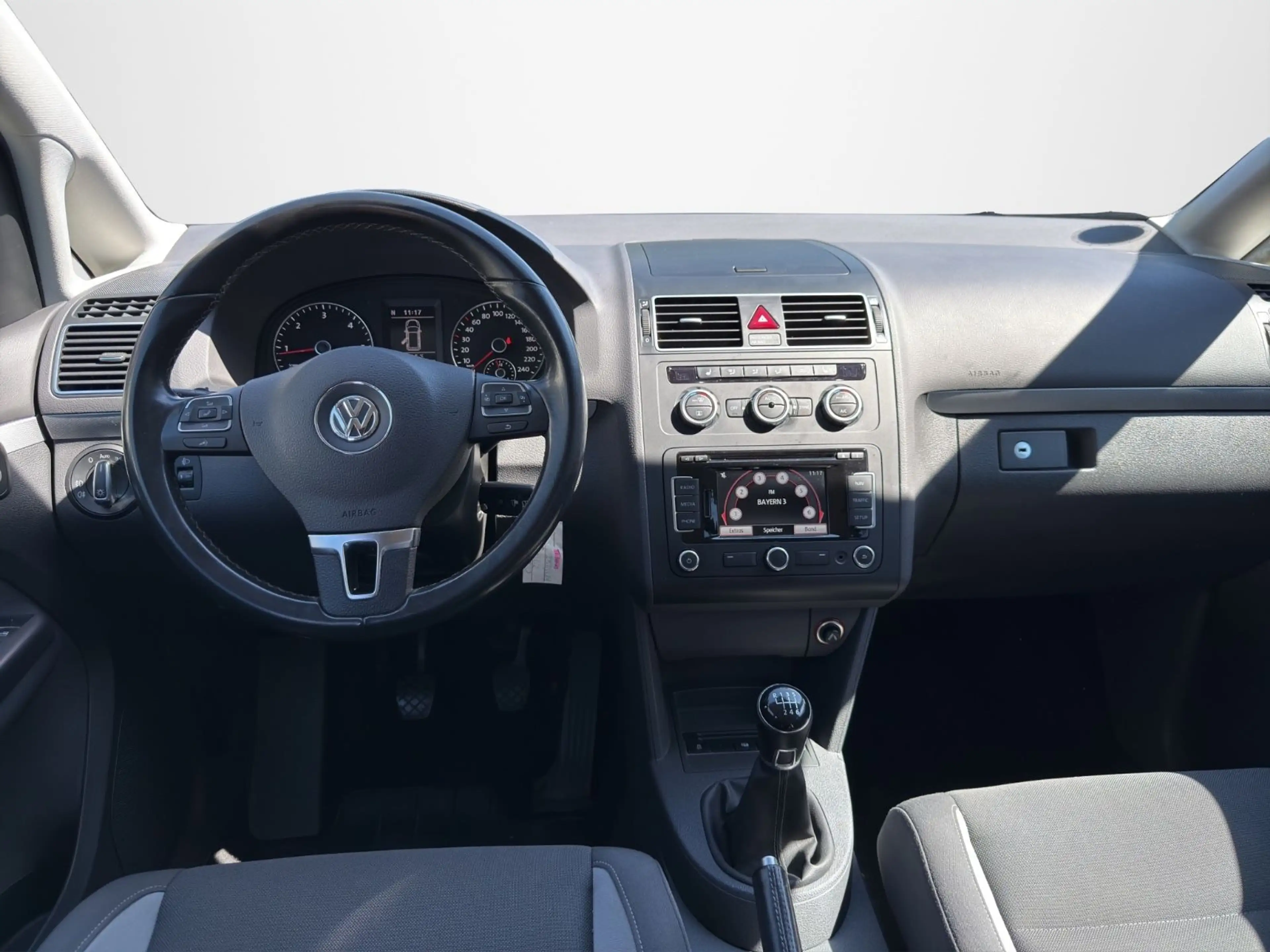 Volkswagen Touran Life — photo 13