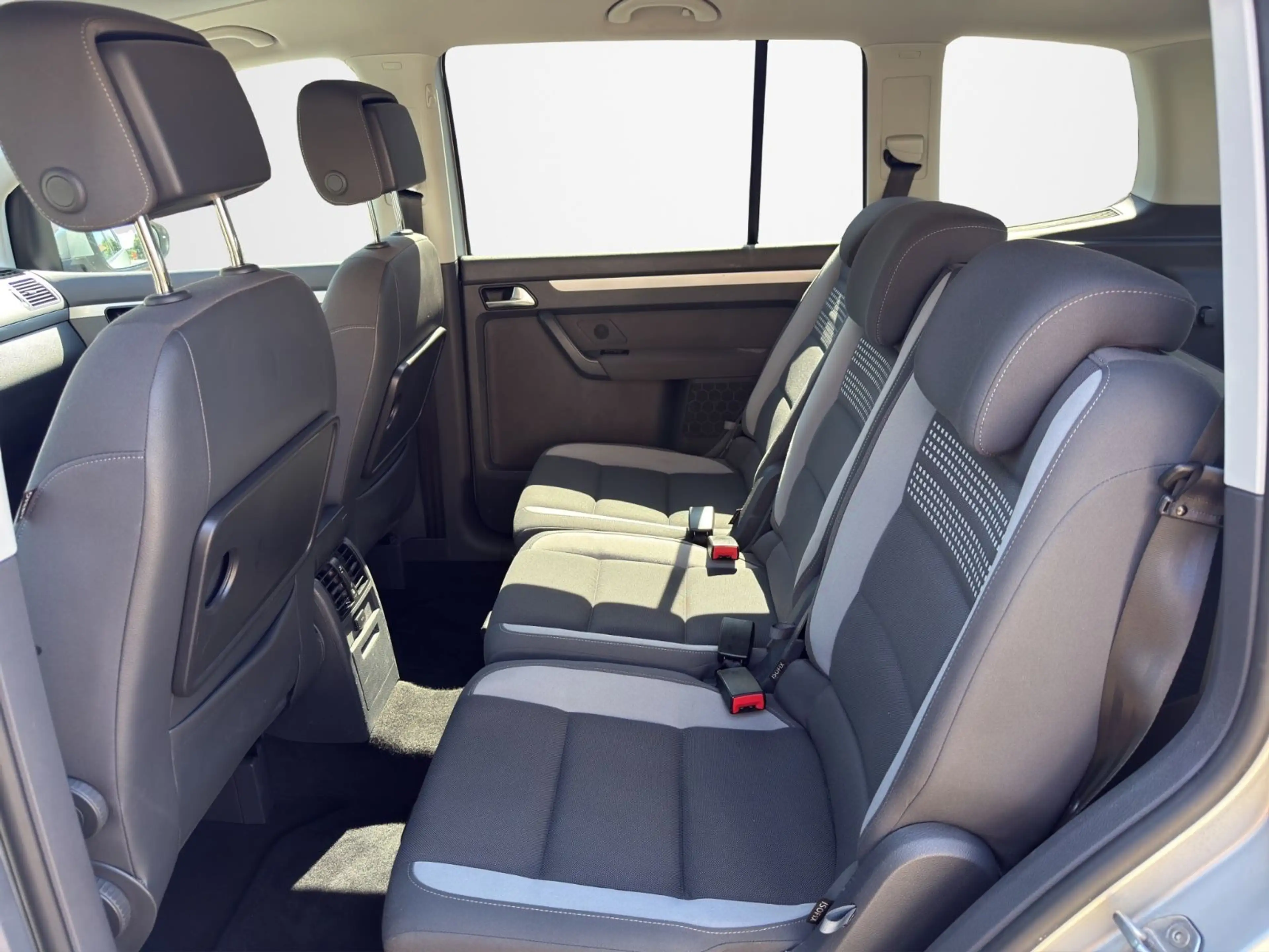 Volkswagen Touran Life — photo 9