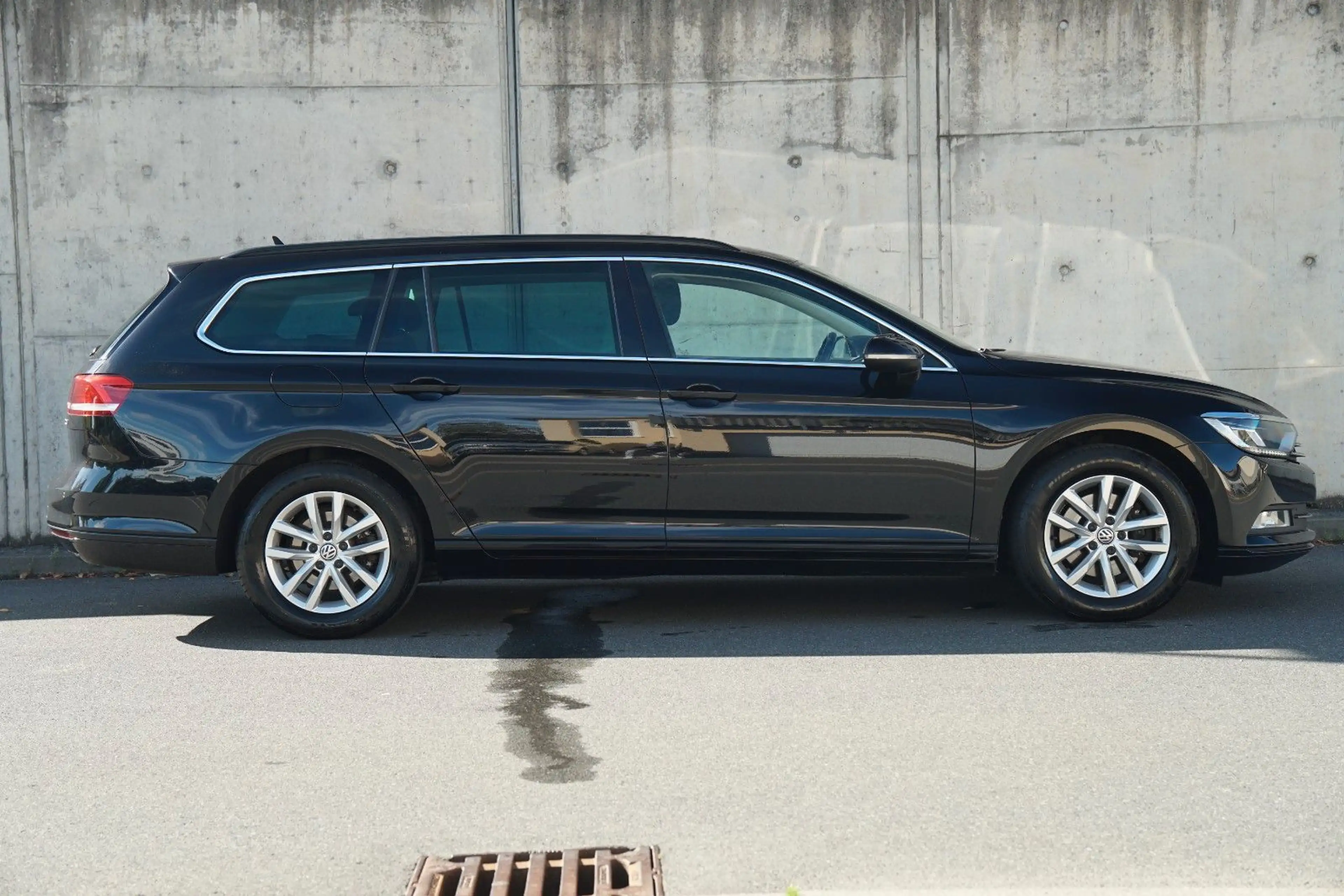 Volkswagen Passat Variant *NAVI*MASSAGE*LED*AHK* — photo 6
