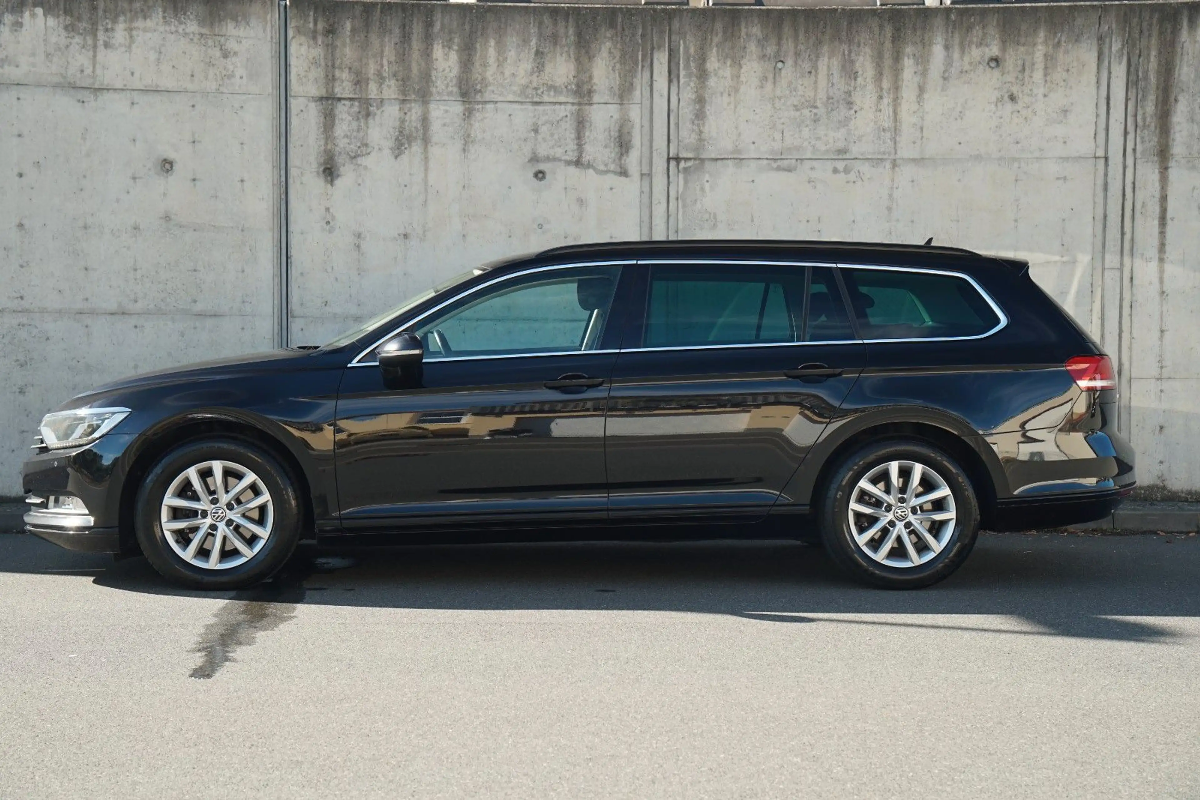 Volkswagen Passat Variant *NAVI*MASSAGE*LED*AHK* — photo 8