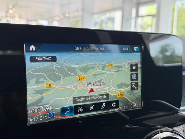 Mercedes-Benz GLB view 15