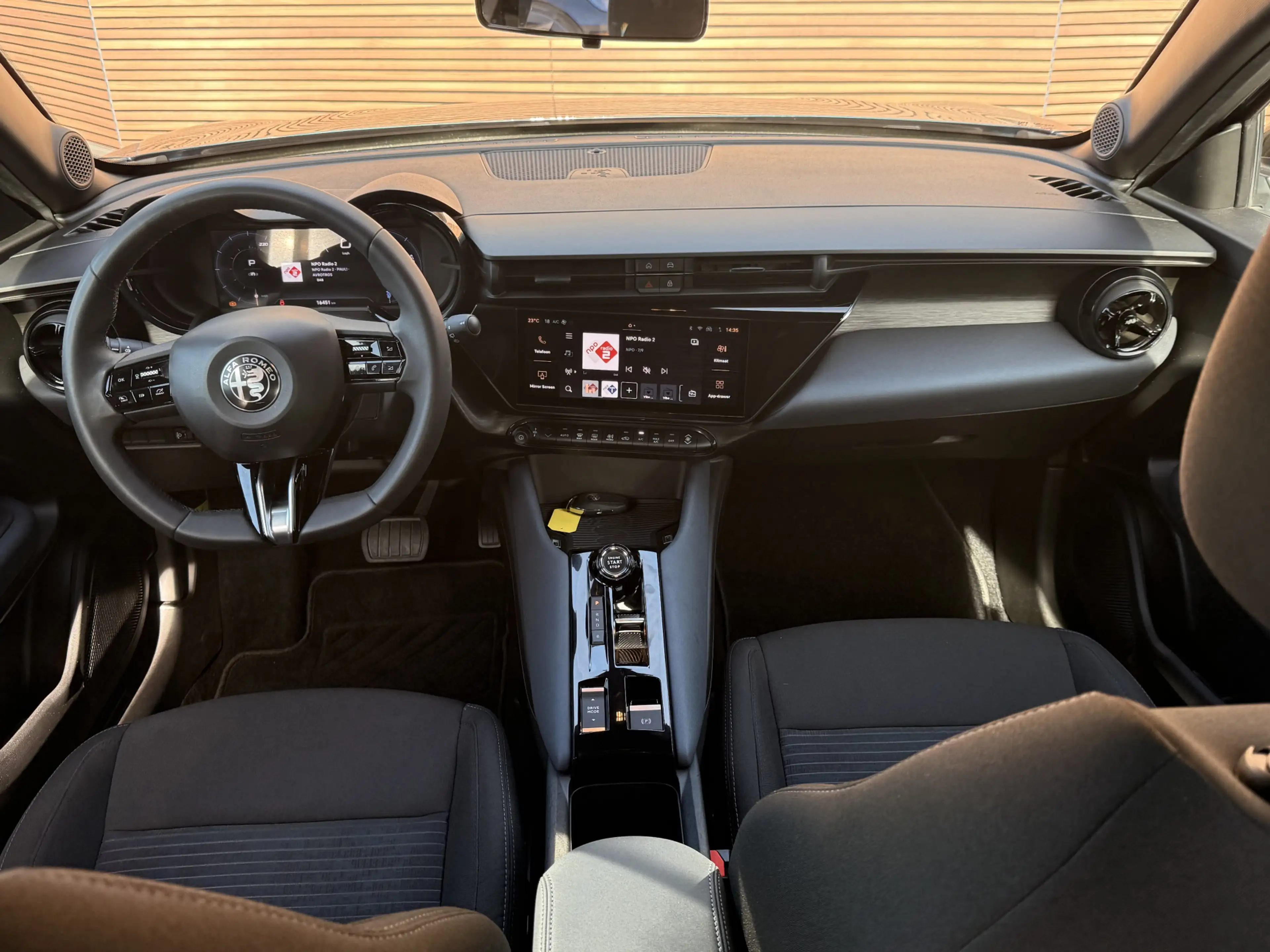 Alfa Romeo Junior Elettrica 54 kWh Navi / Carplay / Adapt. Cruise / — photo 2