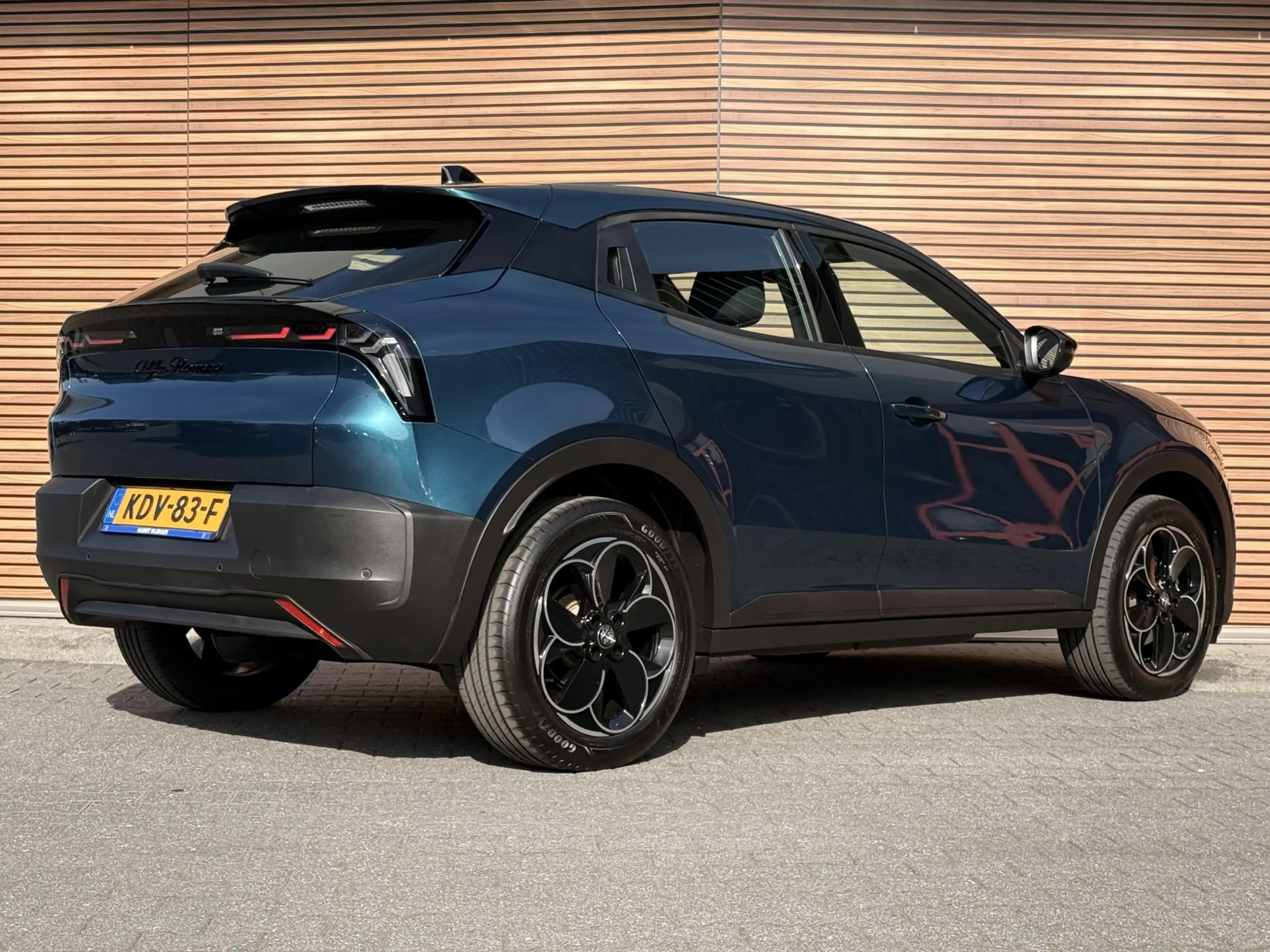 Alfa Romeo Junior Elettrica 54 kWh Navi / Carplay / Adapt. Cruise / — photo 3