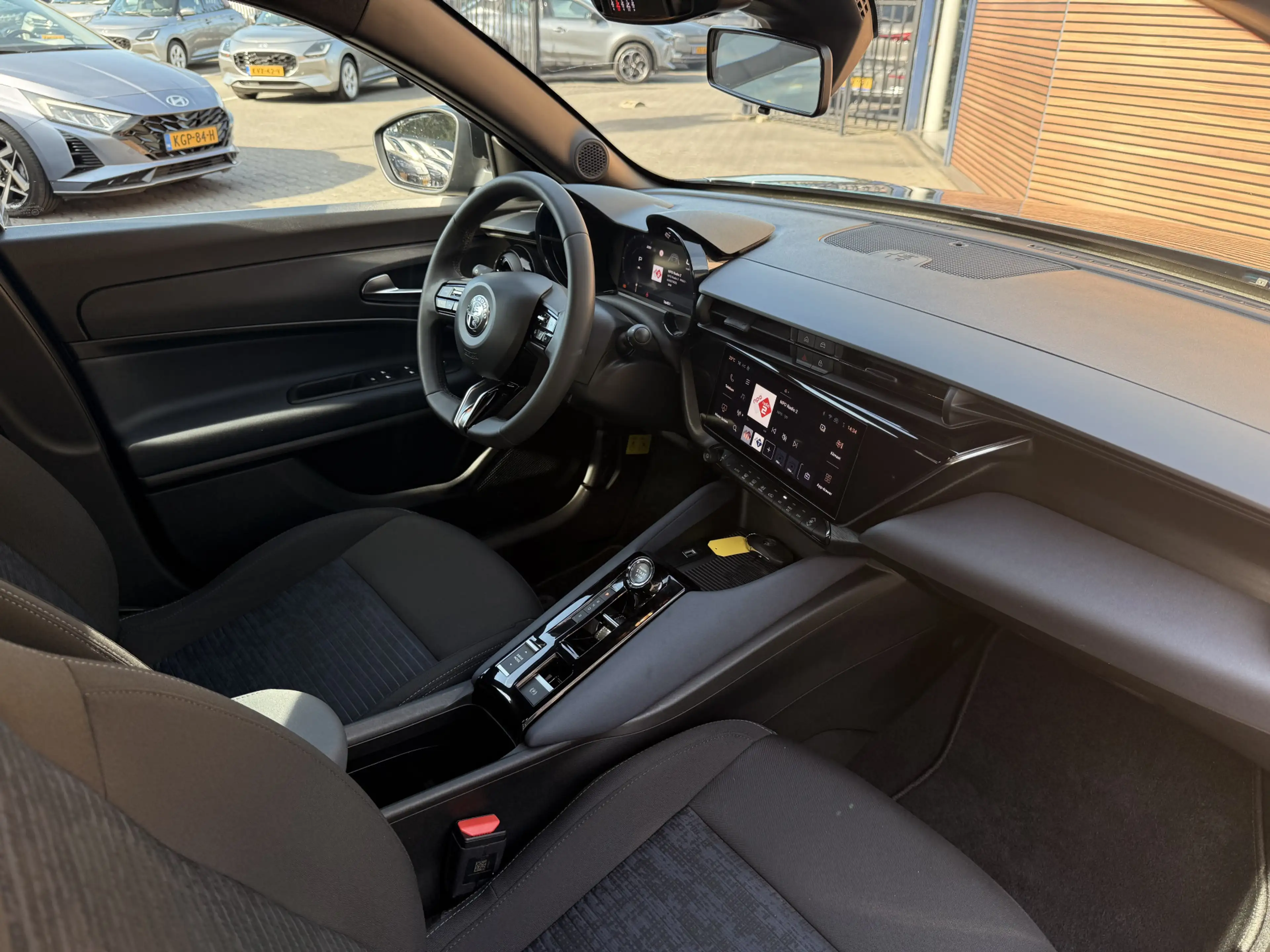 Alfa Romeo Junior Elettrica 54 kWh Navi / Carplay / Adapt. Cruise / — photo 4