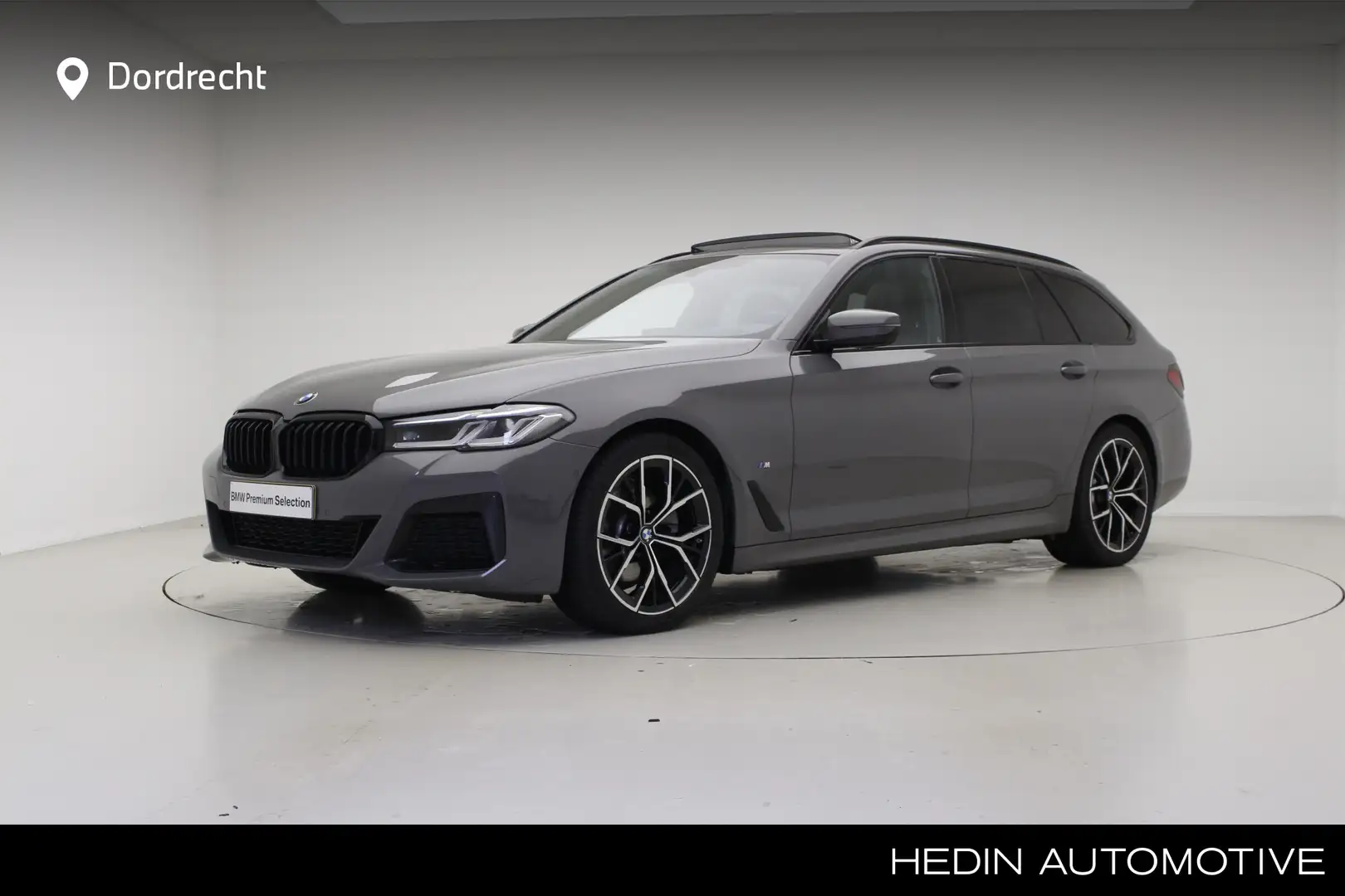 BMW 520 5-serie Touring 520i M-Sport | 19" | Camera | Pano Grijs - 1