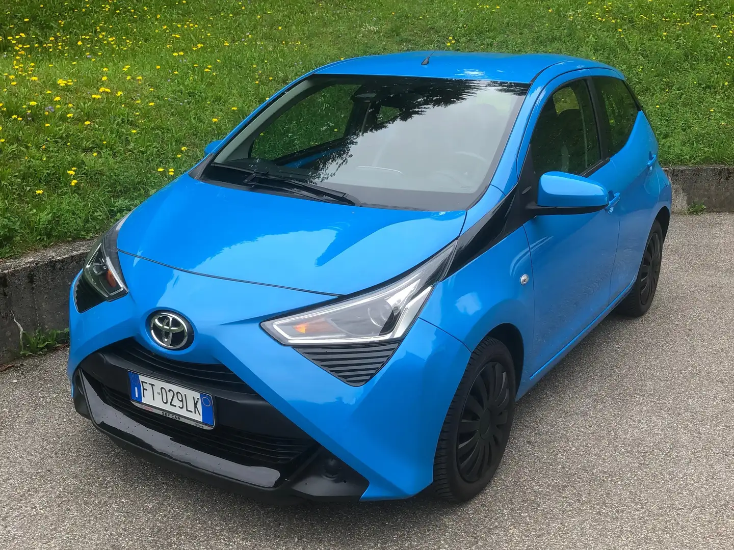 Toyota Aygo Aygo II 2018 5p 5p 1.0 x-trend m-mt 72cv Kék - 1
