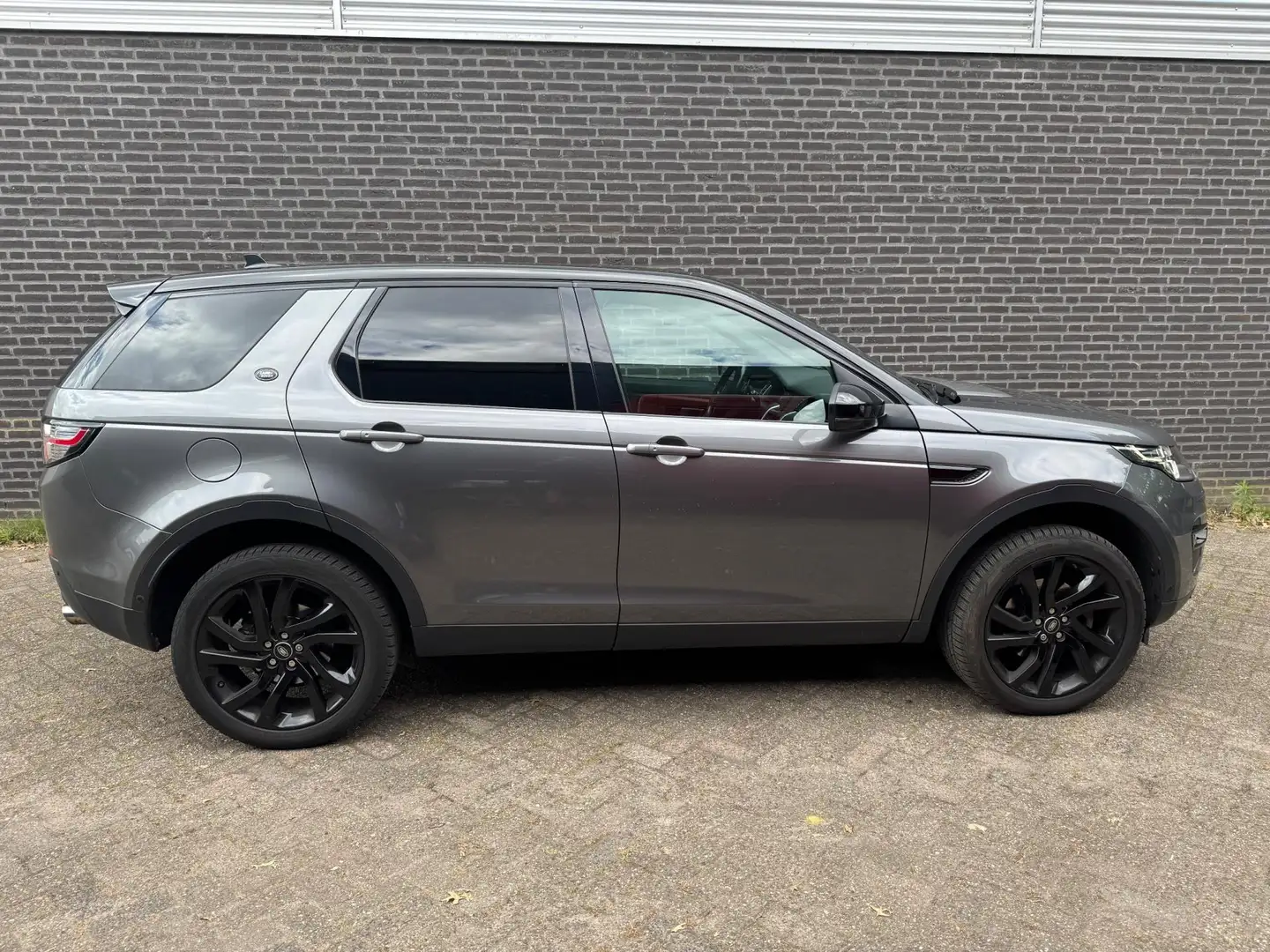 Land Rover Discovery Sport 2.0 TD4 HSE Luxury Grijs - 2