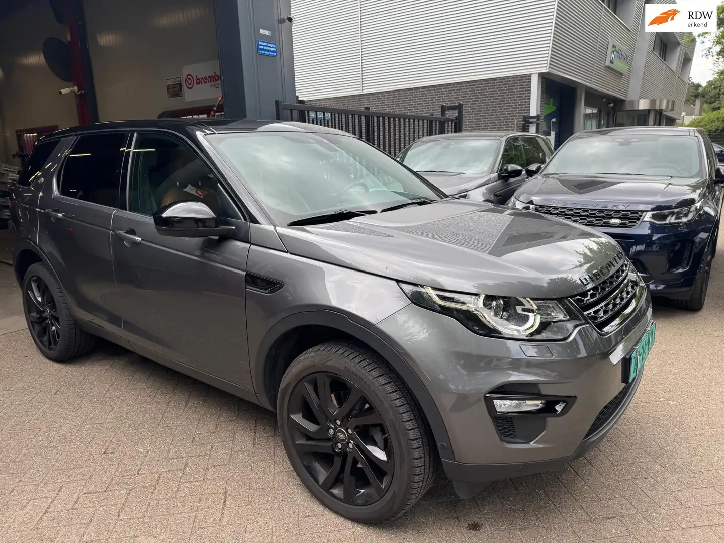 Land Rover Discovery Sport 2.0 TD4 HSE Luxury Grijs - 1