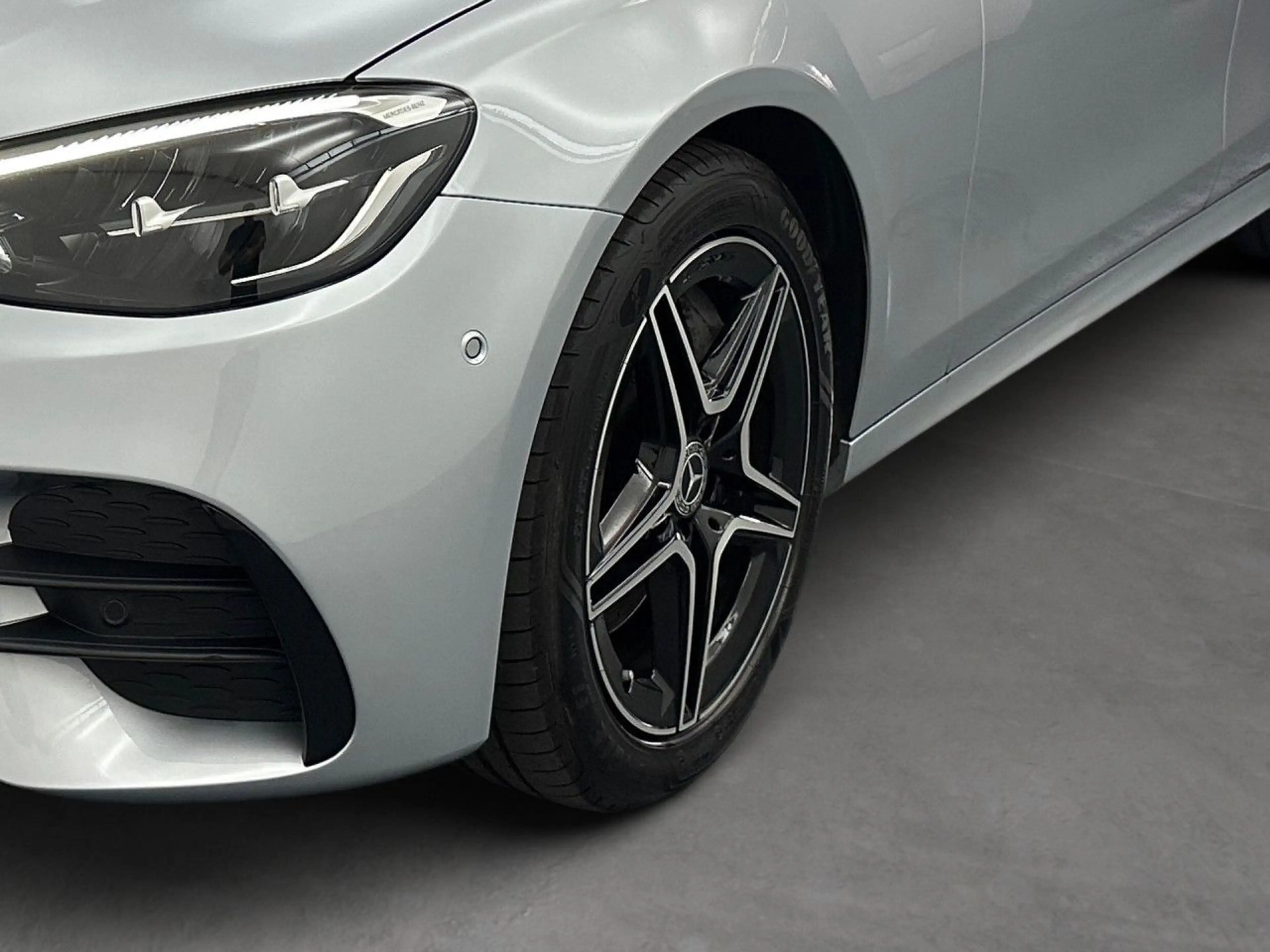 Mercedes-Benz E 400 d T 4M AMG Fahrass WideScreen Distr+ LED PTS — photo 7