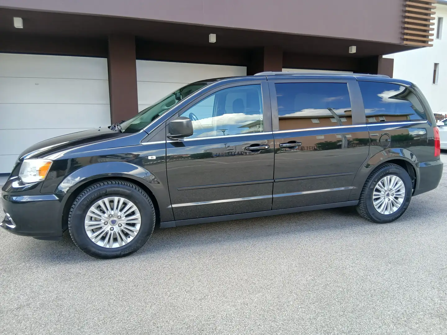 Lancia Voyager 2.8 Crdi Gold 163cv automatico a € 185mese Nero - 2