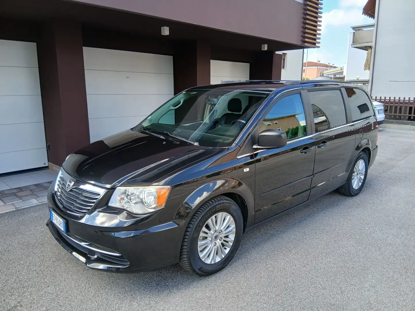 Lancia Voyager 2.8 Crdi Gold 163cv automatico a € 185mese Nero - 1