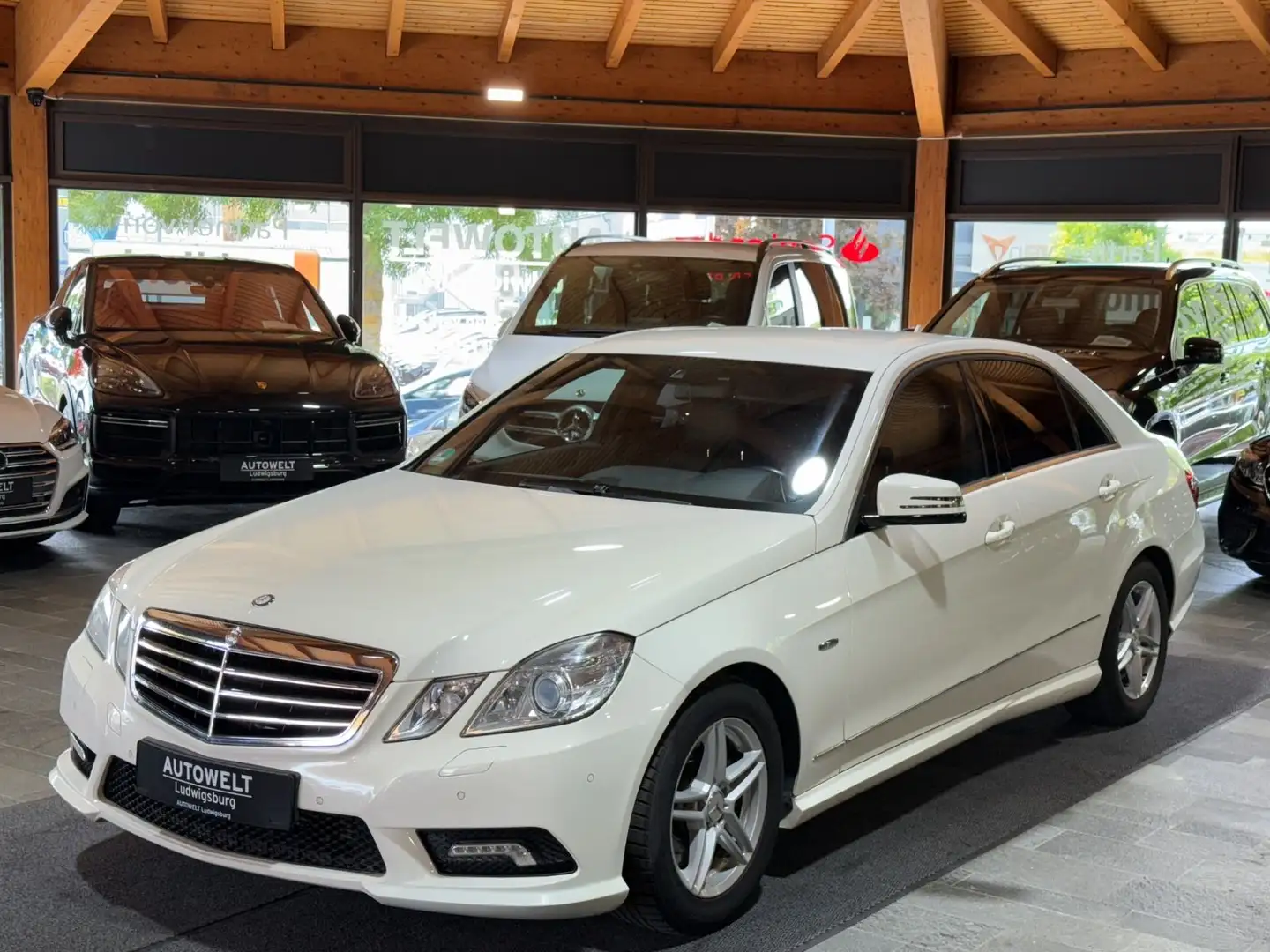 Mercedes-Benz E 200 E200 CGI AMG Line 7G-Tronic XENON-NAVI-LEDER-PDC Wit - 1