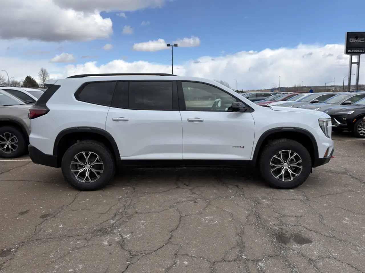 GMC Acadia снимка GMC Acadia
