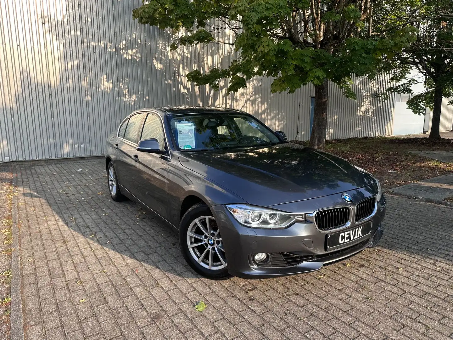 BMW 320 i F30 / Bi-Xenon Šedá - 1