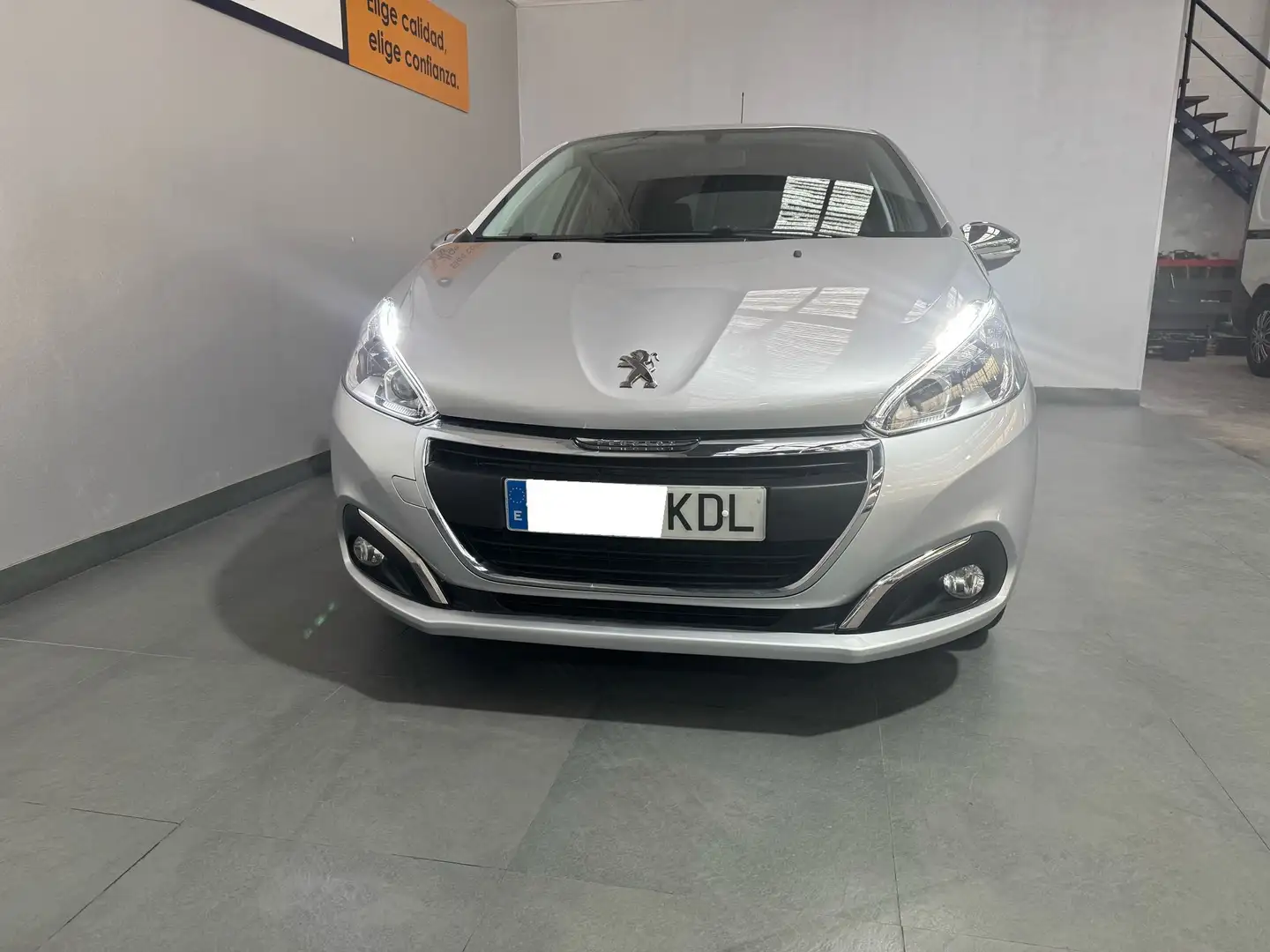 Peugeot 208 1.6BlueHDi Style 75 Gris - 2