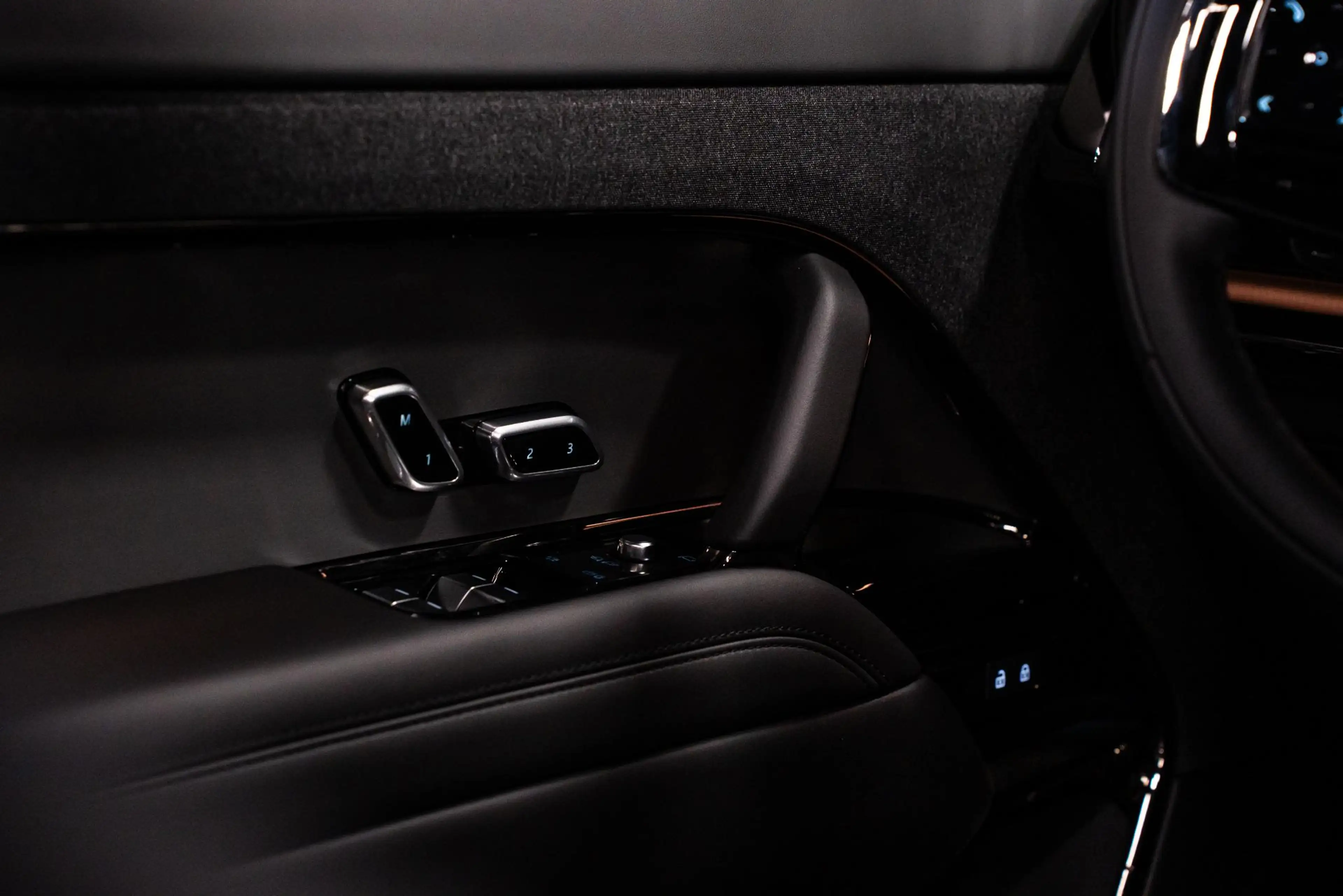Land Rover Range Rover Sport 3.0 P460e Dynamic HSE PHEV *Panorama / Meridian 3D — photo 46