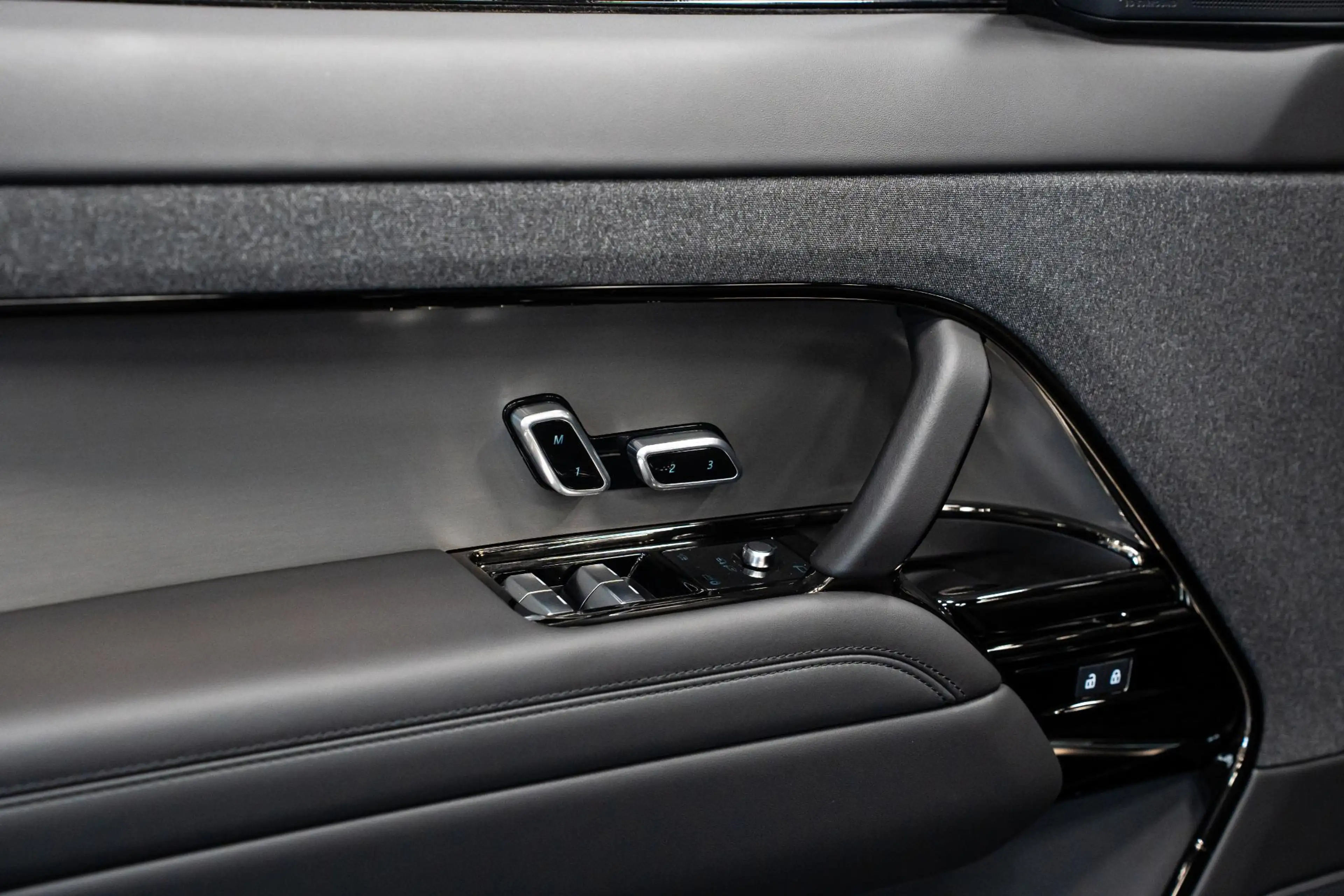 Land Rover Range Rover Sport 3.0 P460e Dynamic HSE PHEV *Panorama / Meridian 3D — photo 17