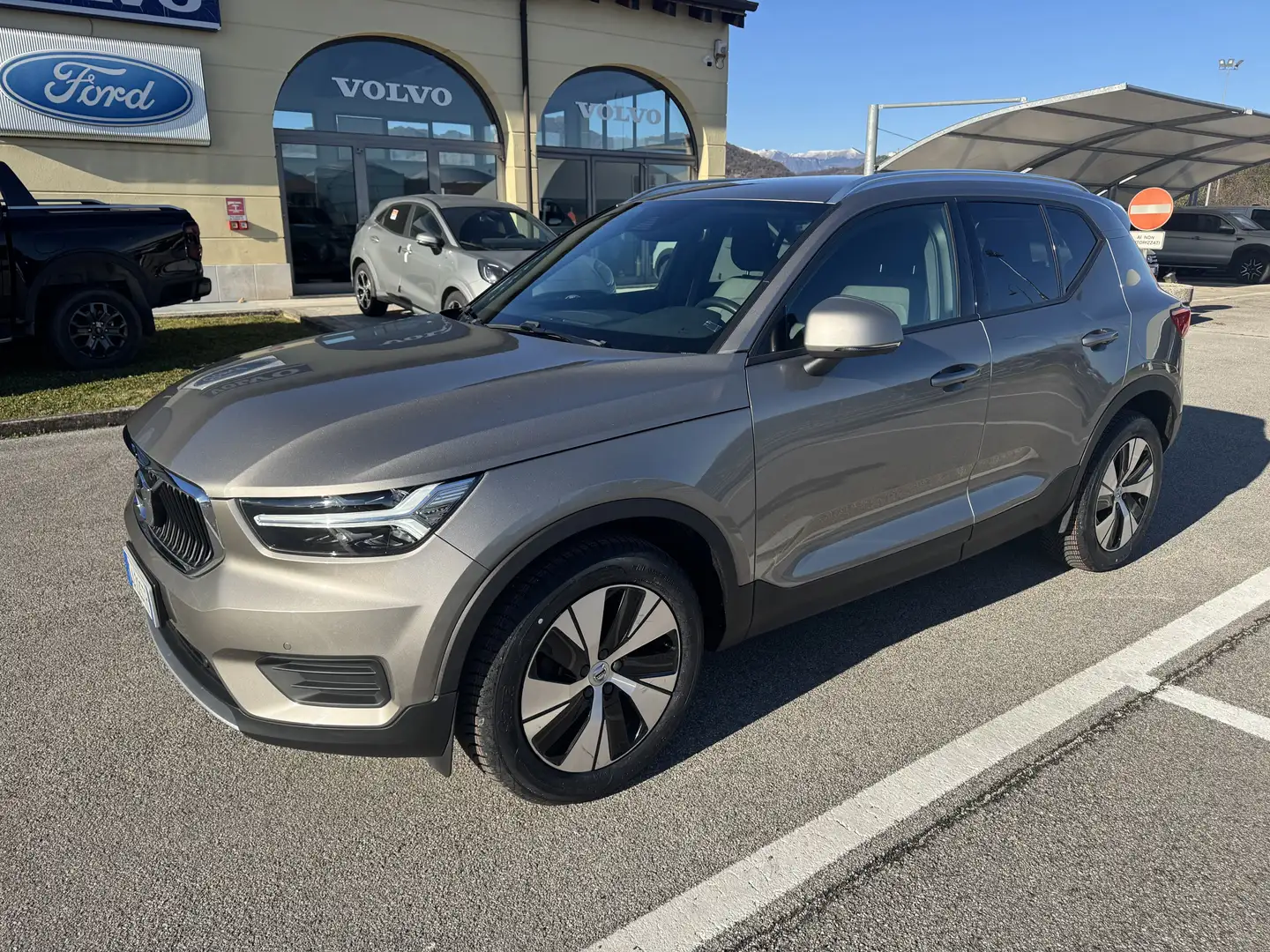 Volvo XC40 T2 Momentum Core Automatica 1.5 Benzina 130CV 2WD Beige - 1