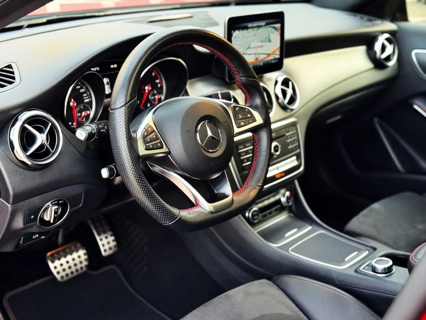 Mercedes-Benz GLA 220 220d 7G-DCT 177 Rouge - 2