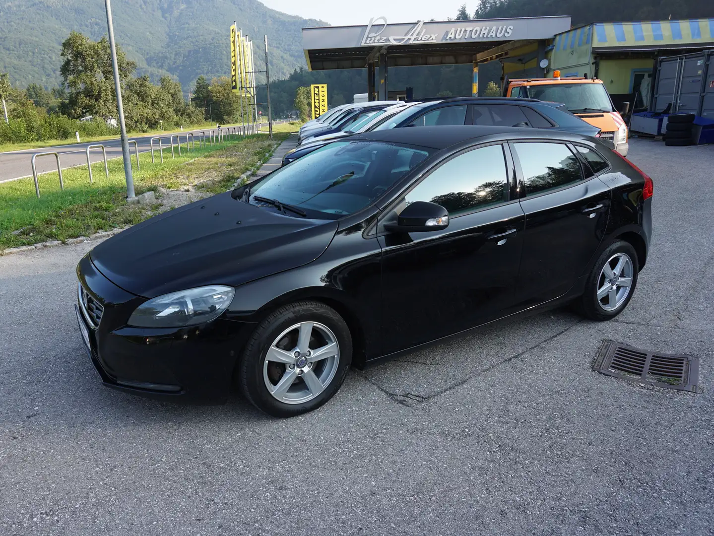 Volvo V40 D2 Kinetic Schwarz - 2
