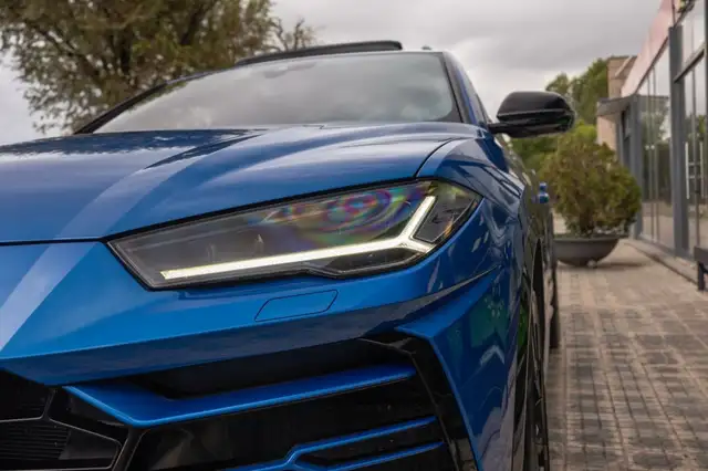 Lamborghini Urus view 4