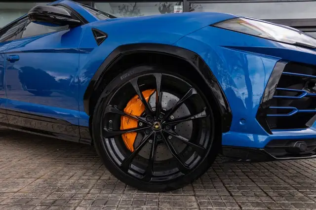 Lamborghini Urus view 2