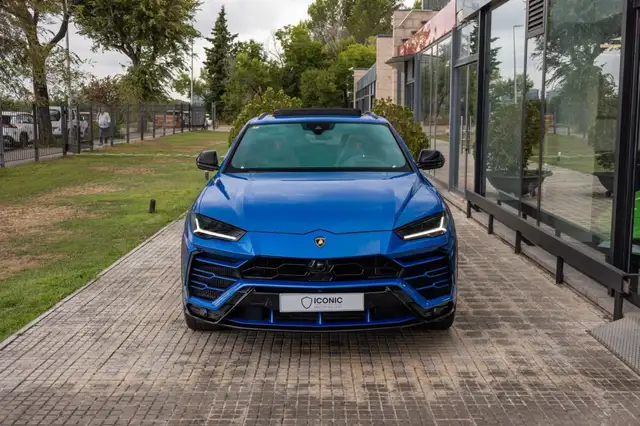 Lamborghini Urus view 3