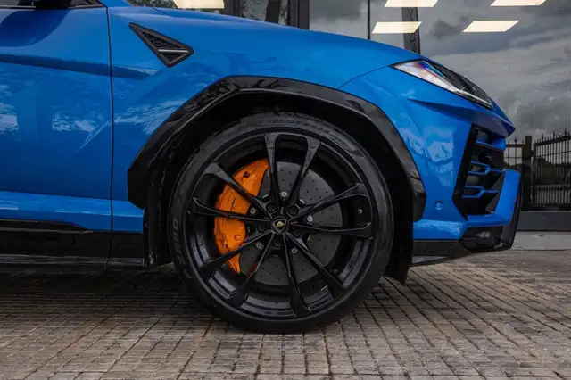 Lamborghini Urus view 6