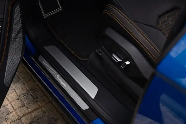 Lamborghini Urus view 10