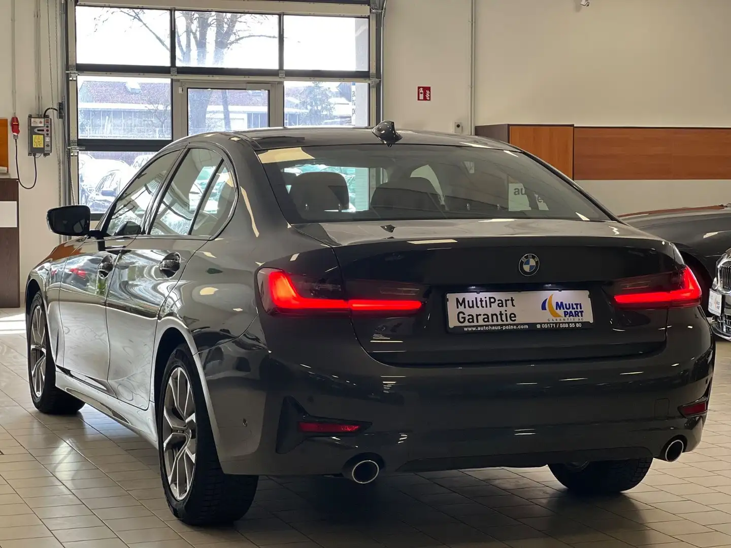 BMW 318 d/LCPProf/Navi/DAB/LED/StandHz/LenkrHz/SportL Grau - 2