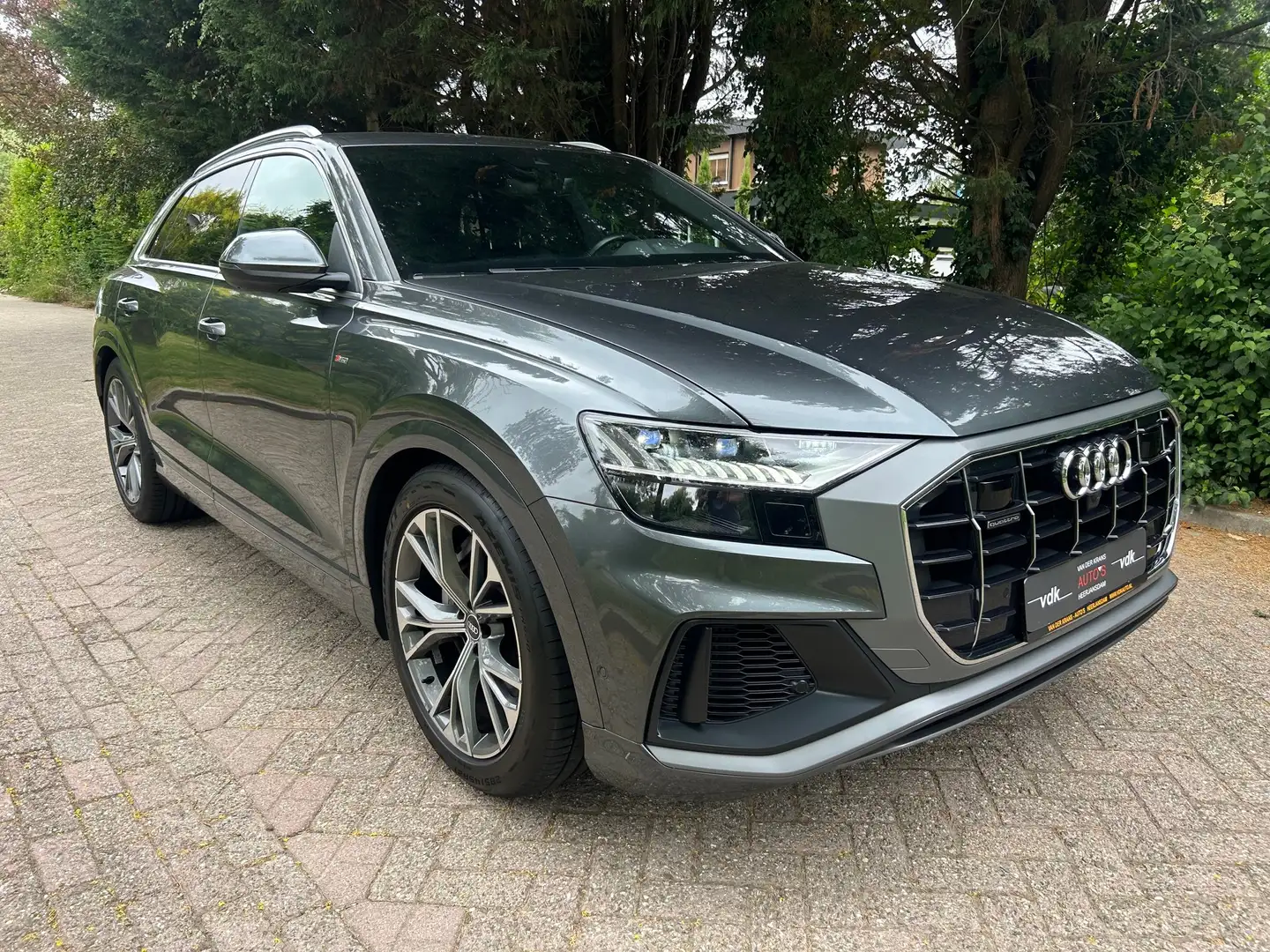 Audi Q8 55 TFSi-e S-line plug-in Hybrid Grau - 1