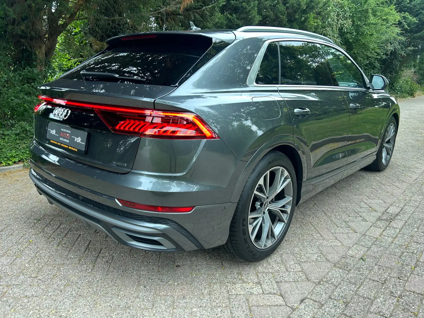 Audi Q8 55 TFSi-e S-line plug-in Hybrid Grau - 2