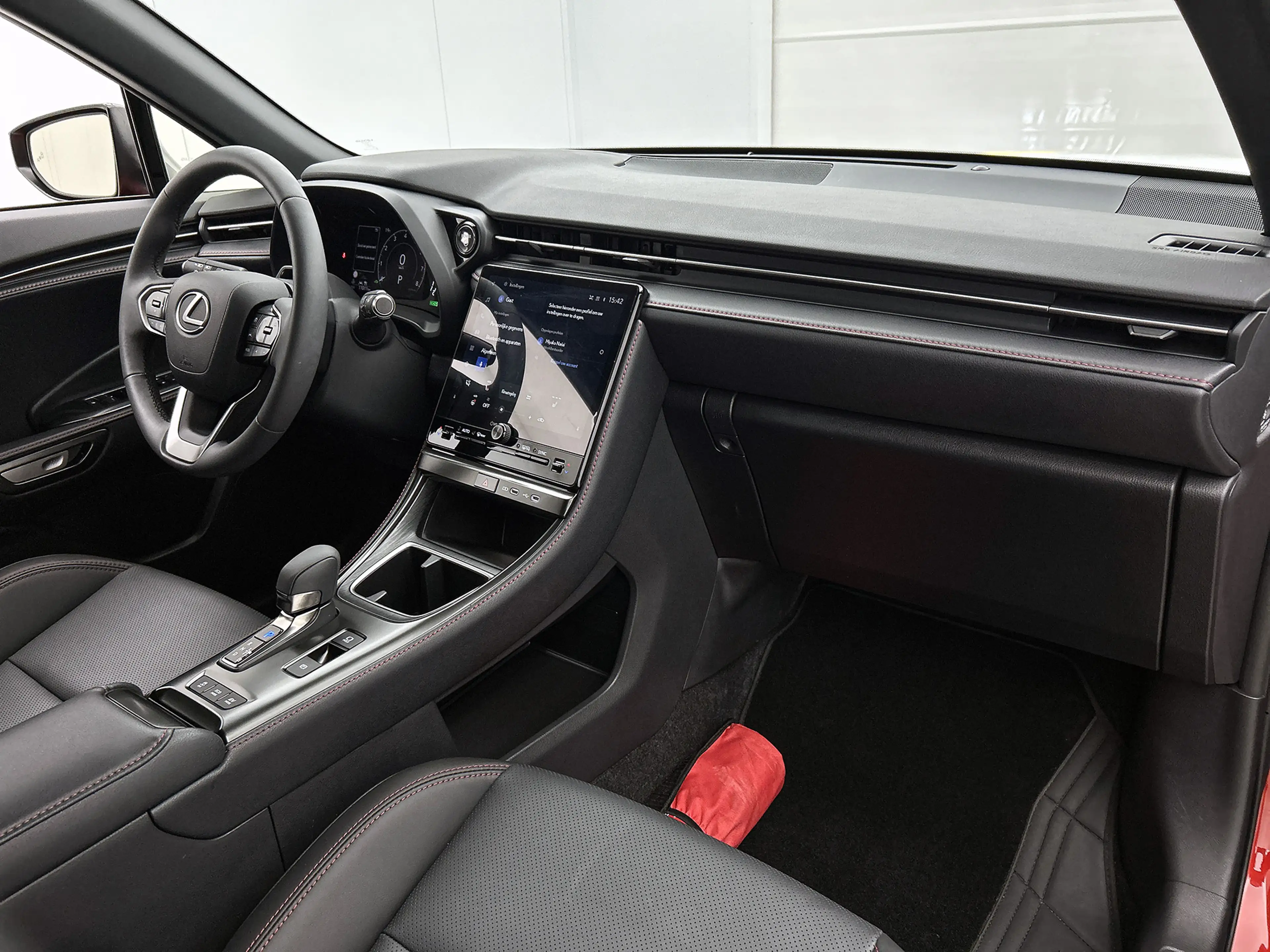 Lexus LBX Emotion 2WD — photo 6