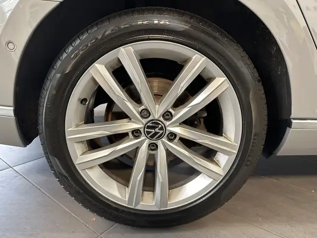 Volkswagen Passat view 3