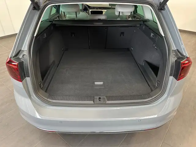 Volkswagen Passat view 6