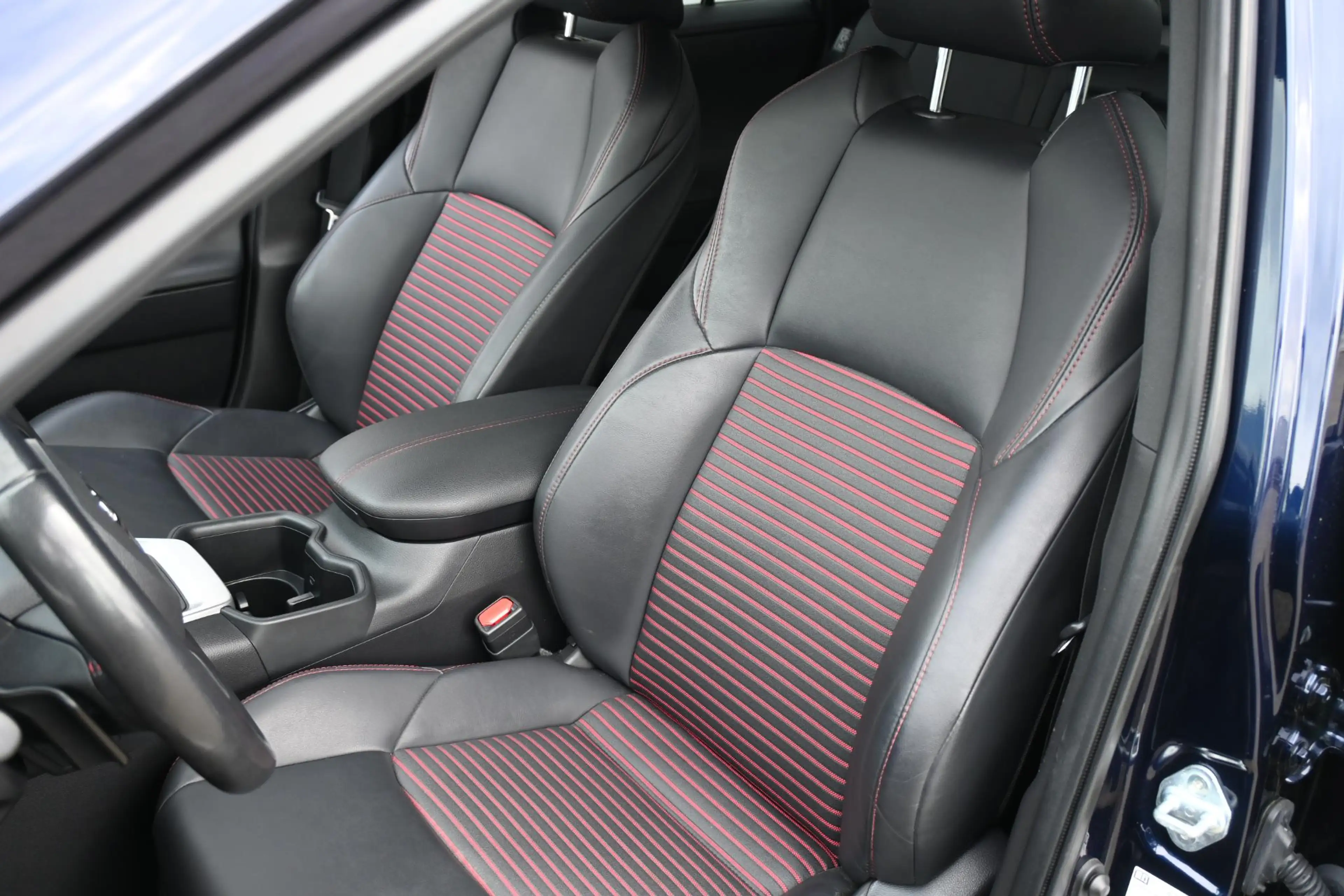 Toyota RAV4 2.5 Plug-in Hybrid AWD Dynamic — photo 13