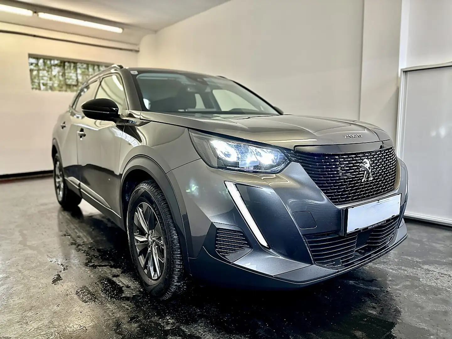 Peugeot 2008 1.2 PureTech 100 Style Grau - 1