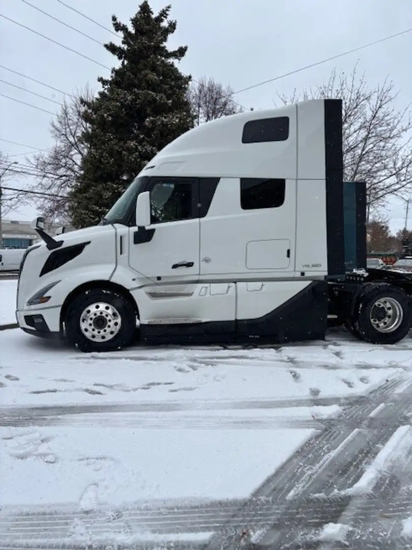 2027 Volvo VNL64T-660 | 5 km Highway Tractor for sale by SHEEHAN'S