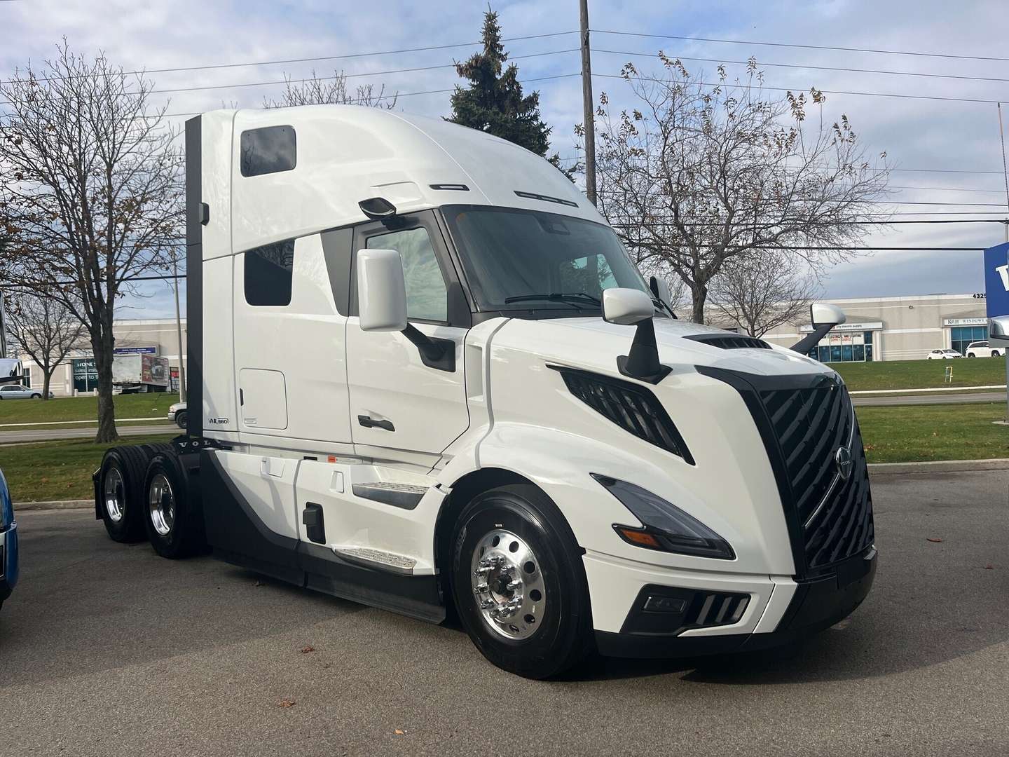 【SALE】TEKNO VOLVOLartbitLostragnTruck 2027 Volvo VNL64T-660 | 5 km Highway Tractor for sale by SHEEHAN'S