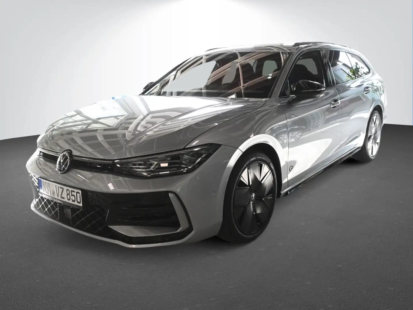 Volkswagen Passat Var 2.0 TDI Automatik R-Line IQ Drive AHK PanoD... Silber - 1