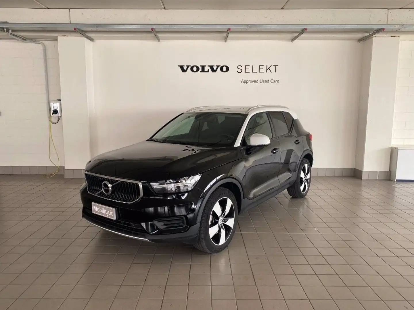 Volvo XC40 T4 Geartronic Momentum Negro - 1