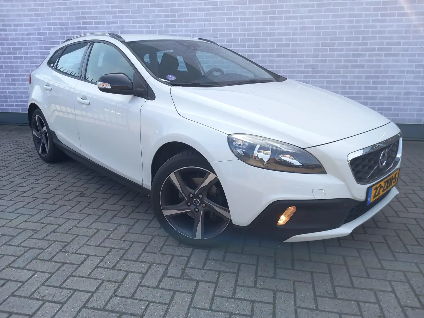 Volvo V40 Cross Country 1.6 T4 Kinetic | Camera | Automaat | Cruise Contro Wit - 2