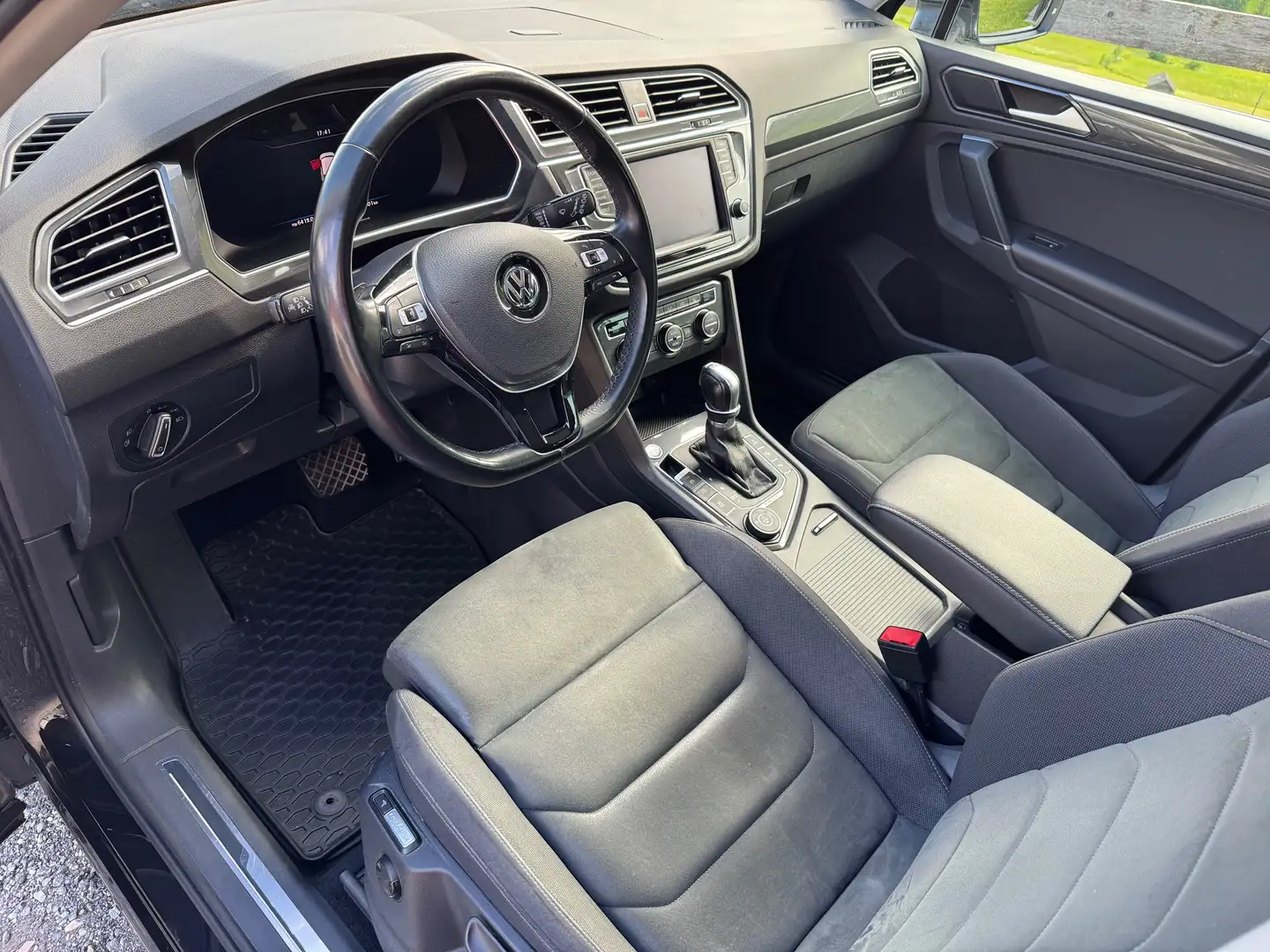 Volkswagen Tiguan 2,0 TDI SCR Highline DSG Schwarz - 2