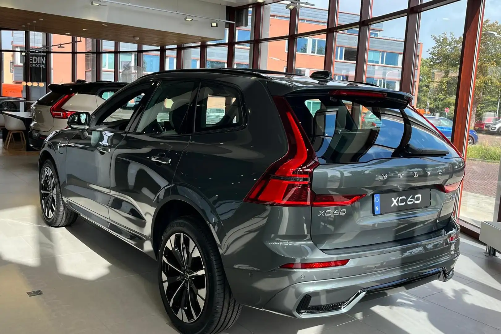 Volvo XC60 2.0 T6 Plug-in hybrid AWD Plus Dark Panoramadak | - 2