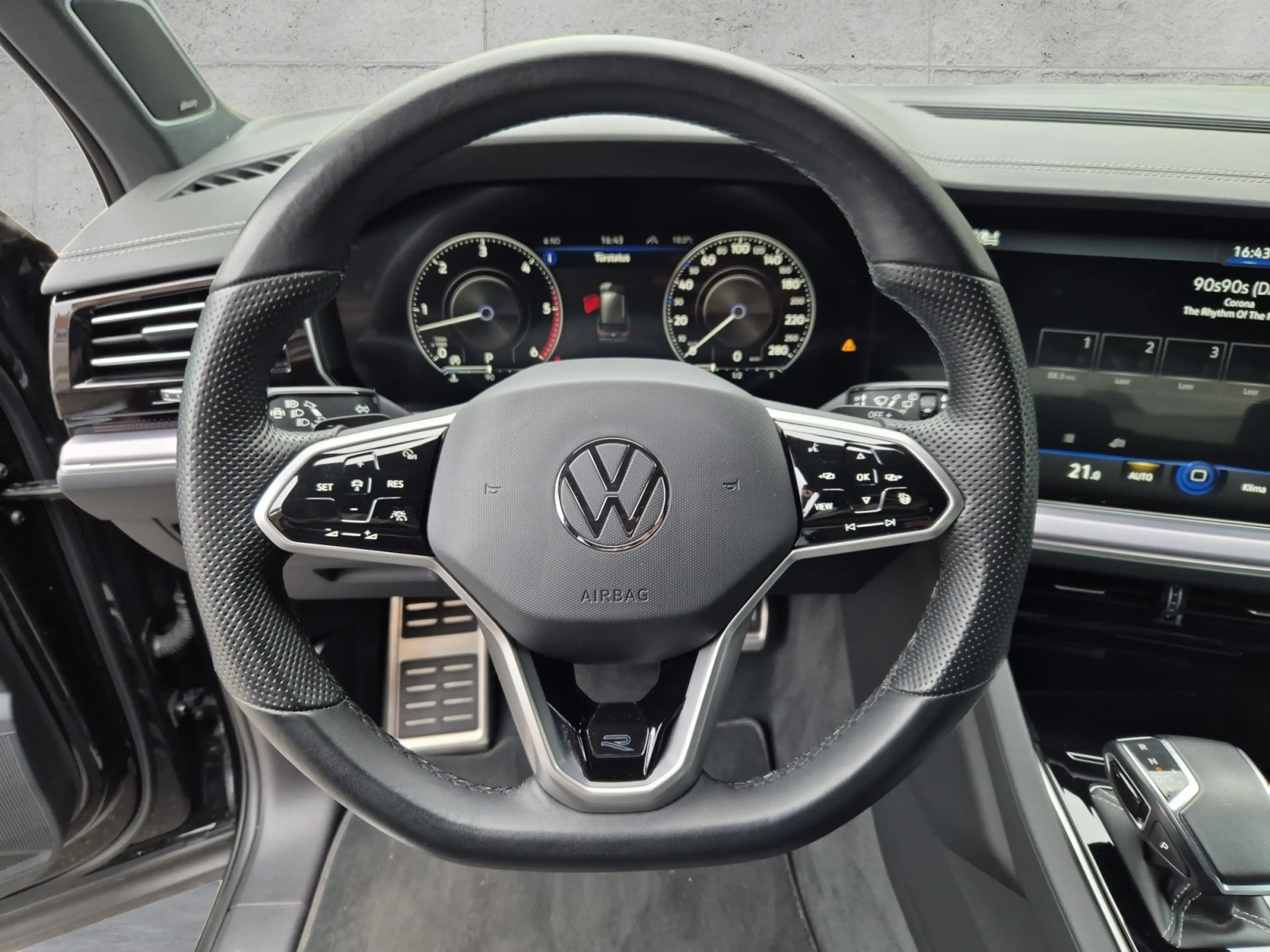 Volkswagen Touareg 3.0 TDI V6 4M R-LINE BLACK +AHK +DYNAUDIO +360° + — photo 12