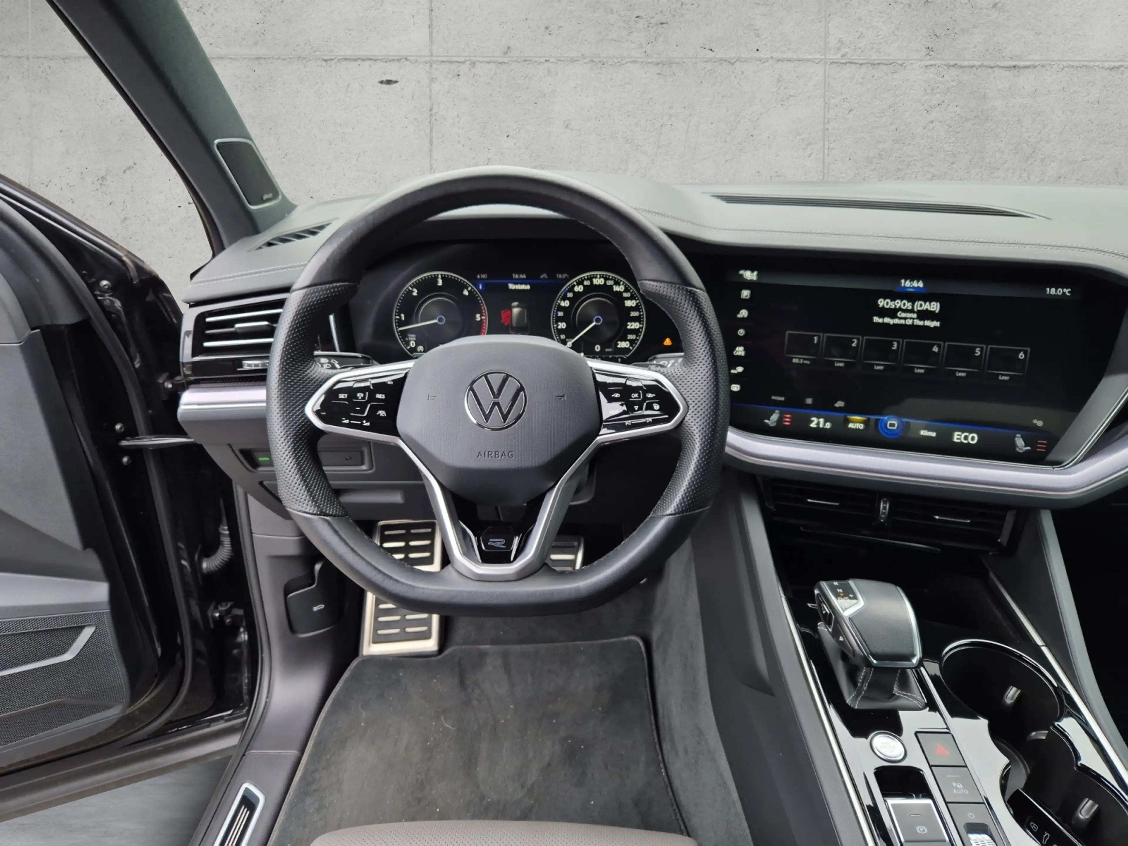 Volkswagen Touareg 3.0 TDI V6 4M R-LINE BLACK +AHK +DYNAUDIO +360° + — photo 15