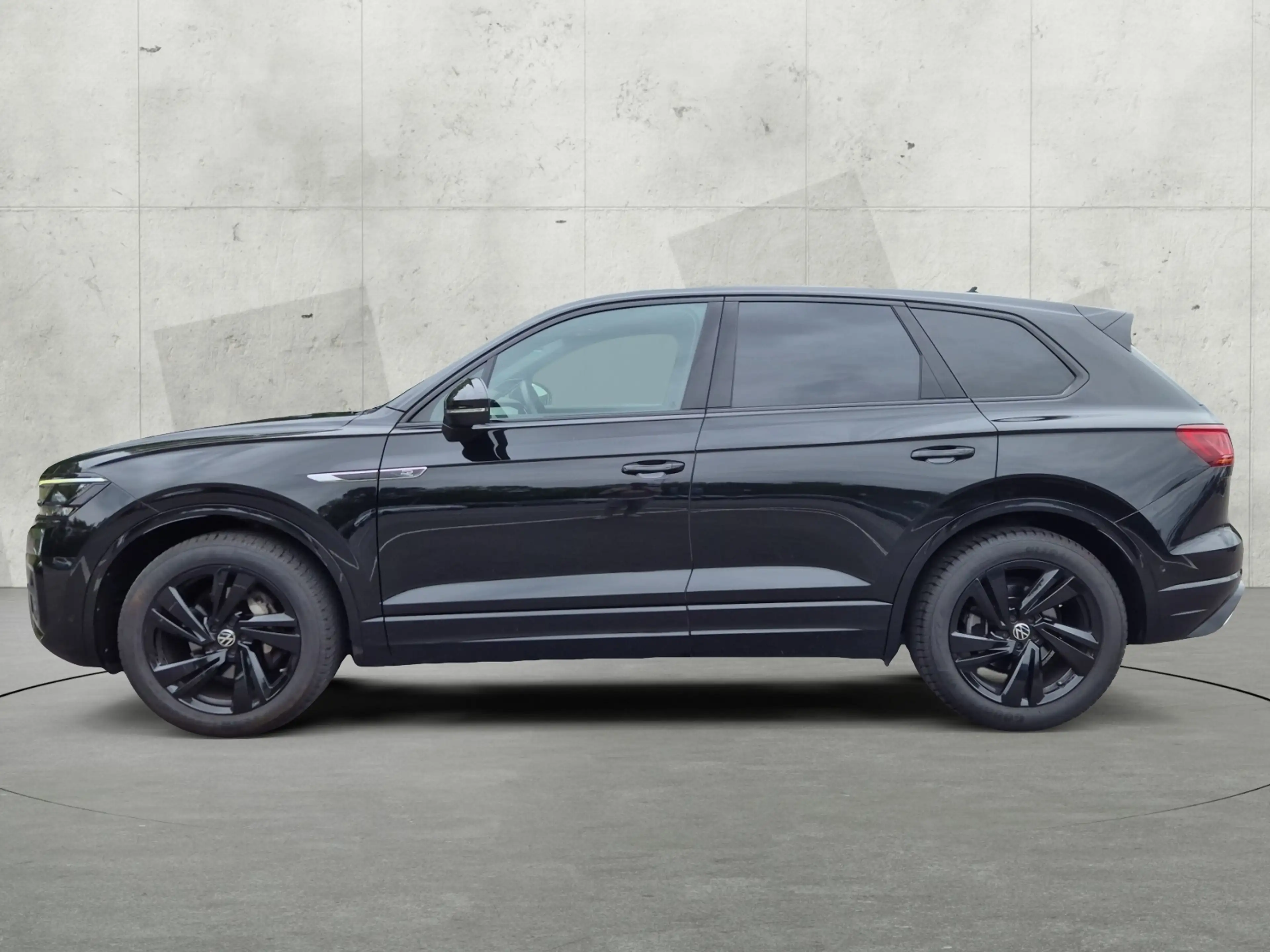 Volkswagen Touareg 3.0 TDI V6 4M R-LINE BLACK +AHK +DYNAUDIO +360° + — photo 3