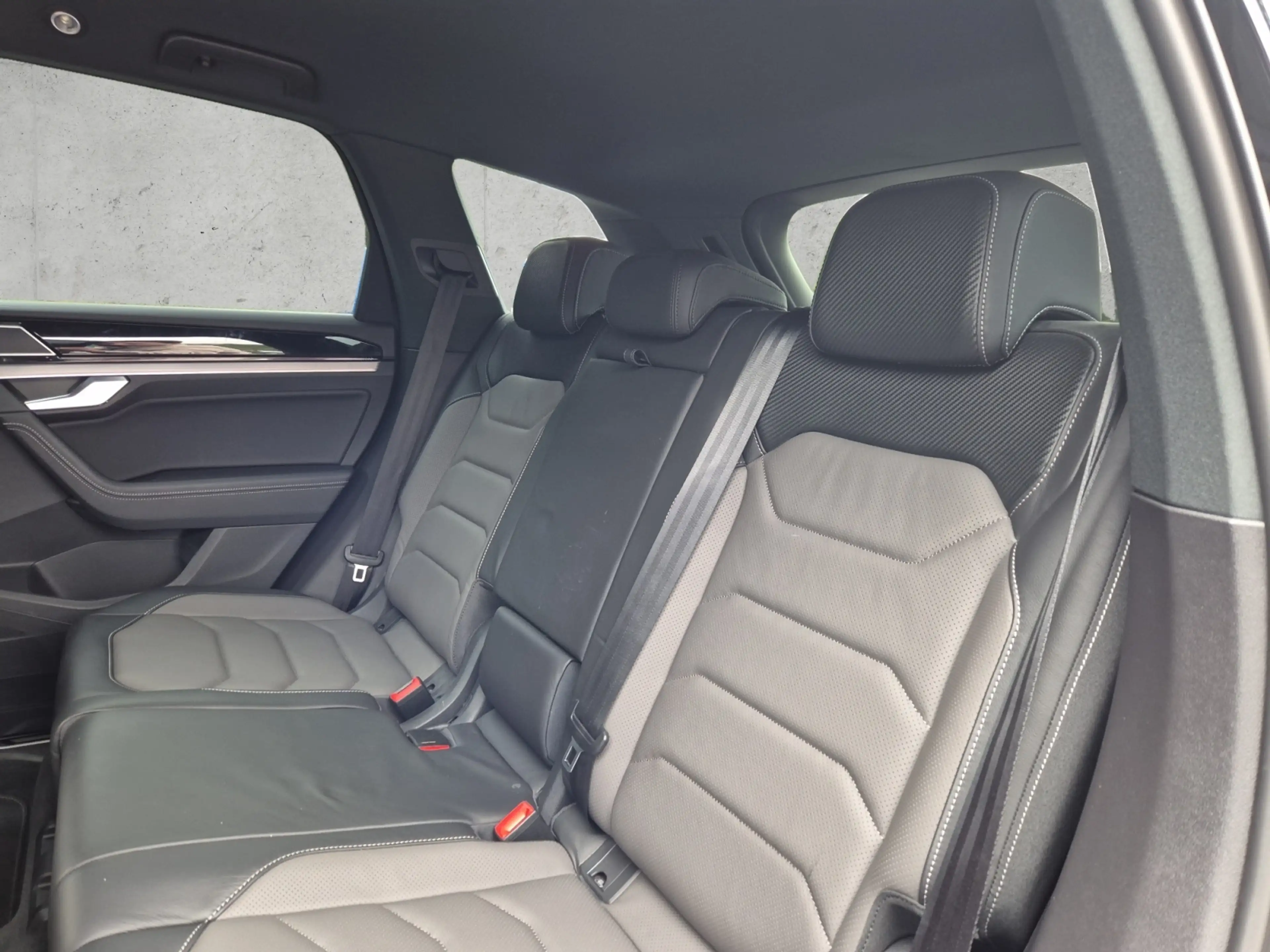 Volkswagen Touareg 3.0 TDI V6 4M R-LINE BLACK +AHK +DYNAUDIO +360° + — photo 14