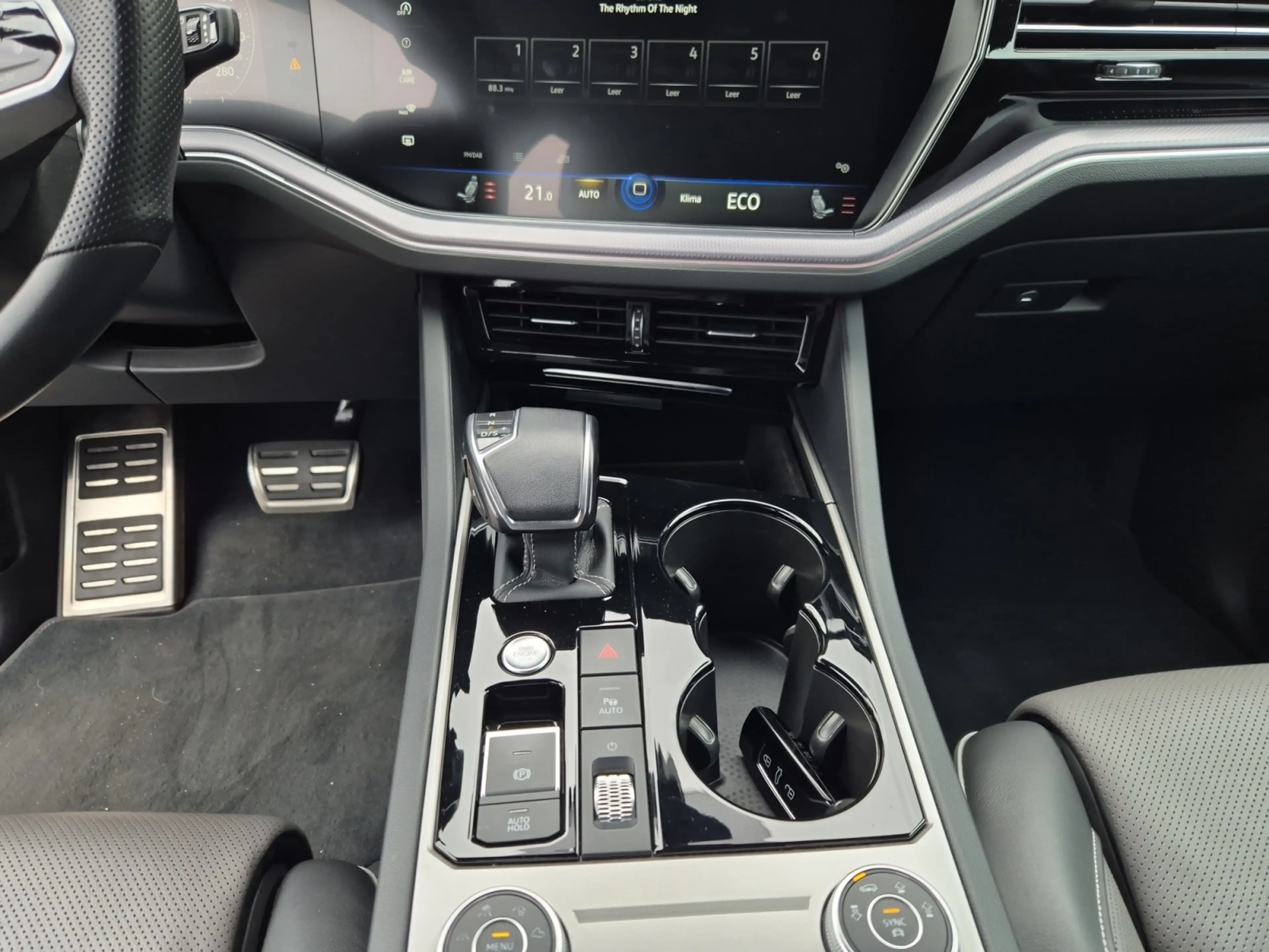Volkswagen Touareg 3.0 TDI V6 4M R-LINE BLACK +AHK +DYNAUDIO +360° + — photo 13